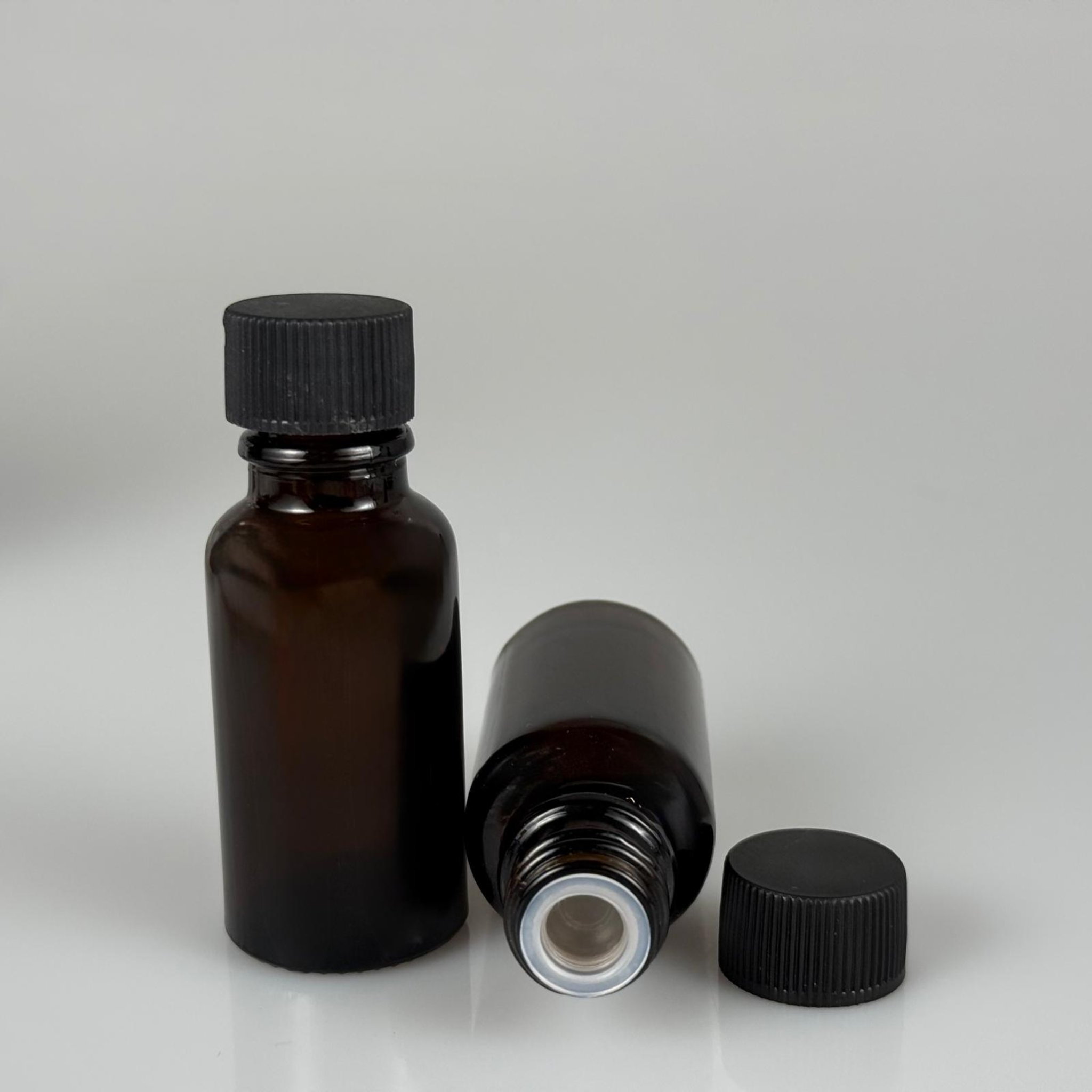 20 ML TIPALI VE KAPAKLI ŞİŞE - 20 CC AMBER KAHVERENGİ CAM ŞİŞE + CONTALI SİYAH KAPAK + KÖR TIPA