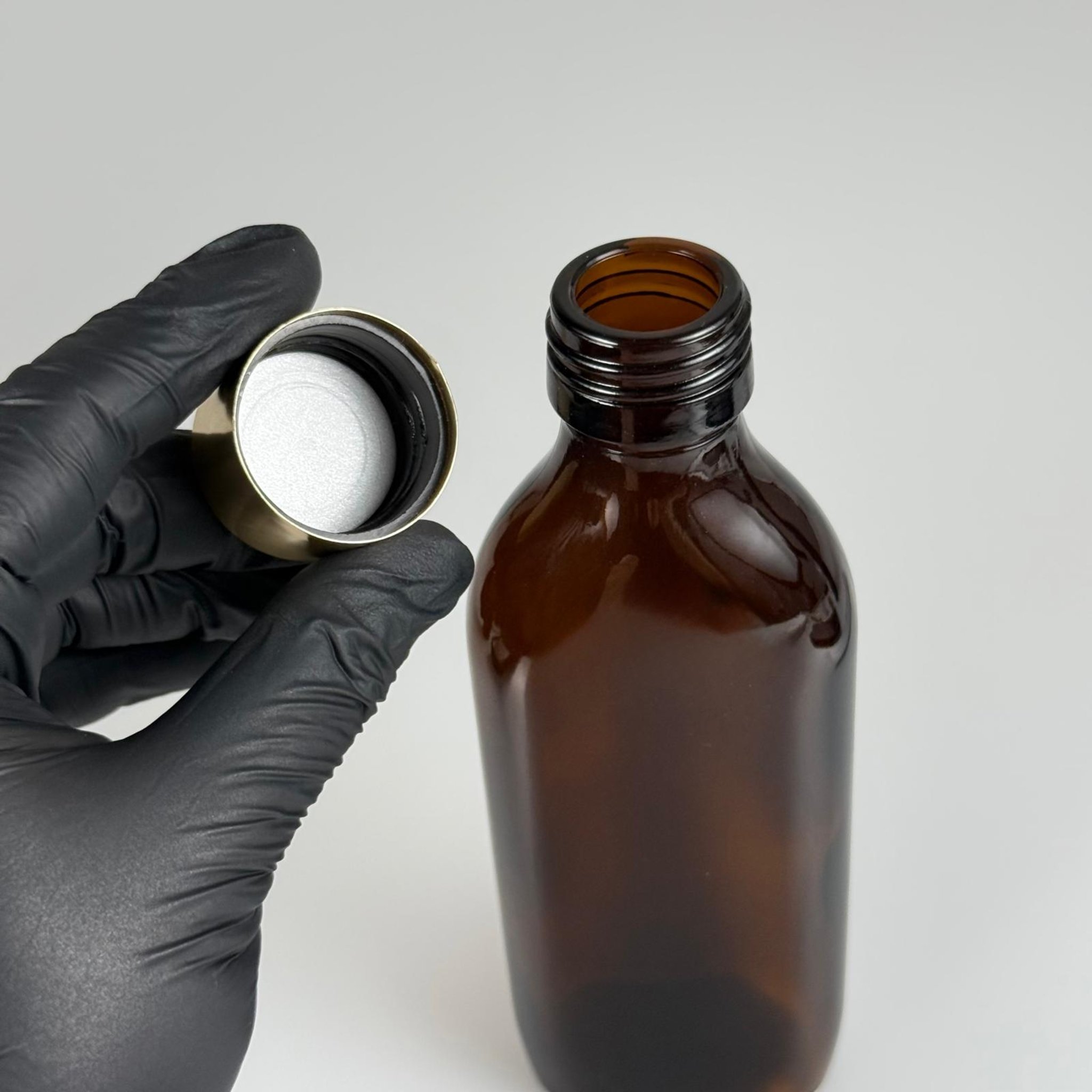 150 CC YASSI AMBER CAM ŞİŞE - ALÜMİNYUM KAPLAMALI GOLD KAPAKLI TAKIM - 150 ML KAHVERENGİ CAM ŞİŞE