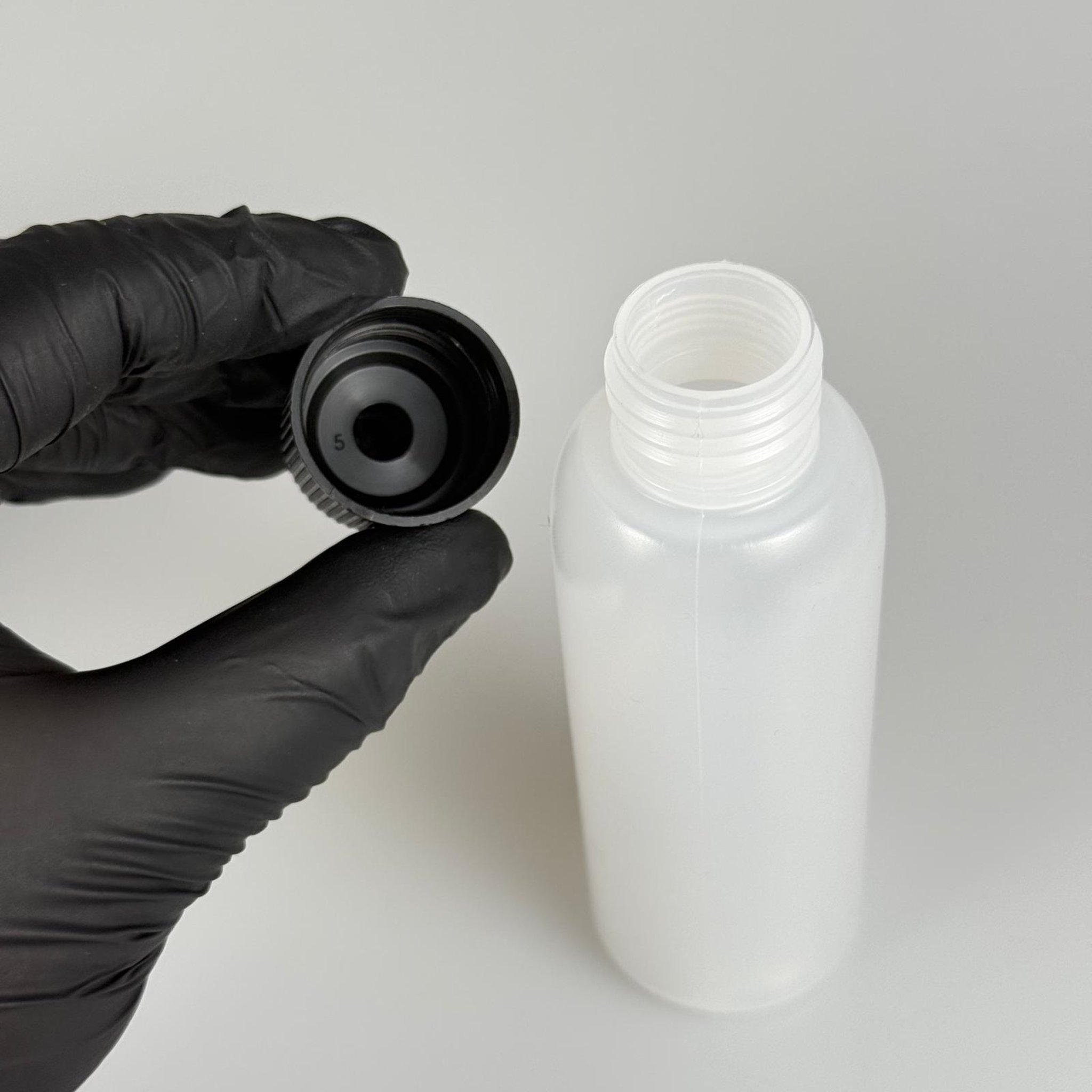100 ML SIKILABİLİR YUMUŞAK PE POLİETİLEN PLASTİK ŞİŞE - SİYAH TWİST SİVRİ KARTUŞ KAPAKLI - 100 cc sos, yağ, kartuş, mürekkep vb için boş şişeler