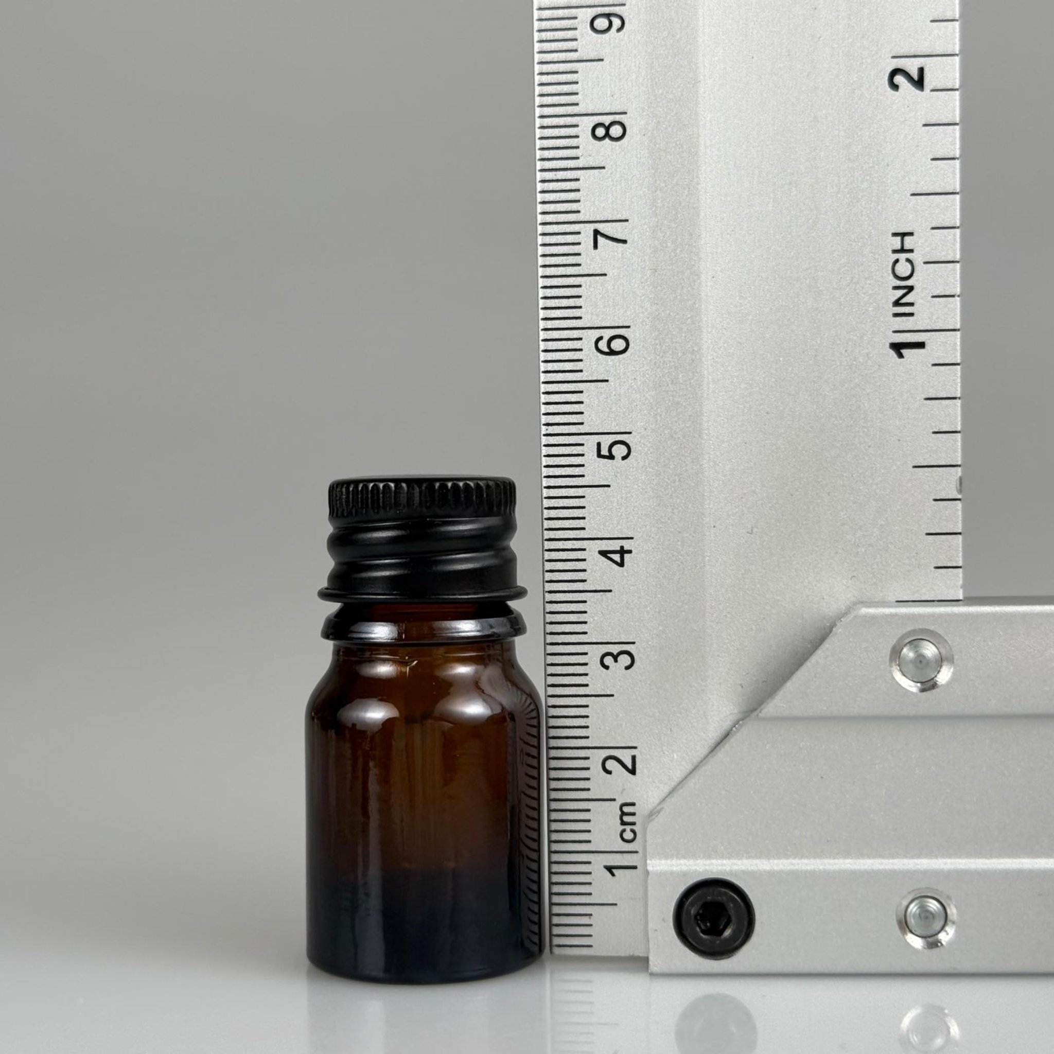 3 CC AMBER CAM ŞİŞE + KÖPÜK CONTALI SİYAH ALÜMİNYUM METAL KAPAKLI + KOLONYA TIPALI TAKIM - 3 ML KAHVERENGİ CAM ŞİŞE