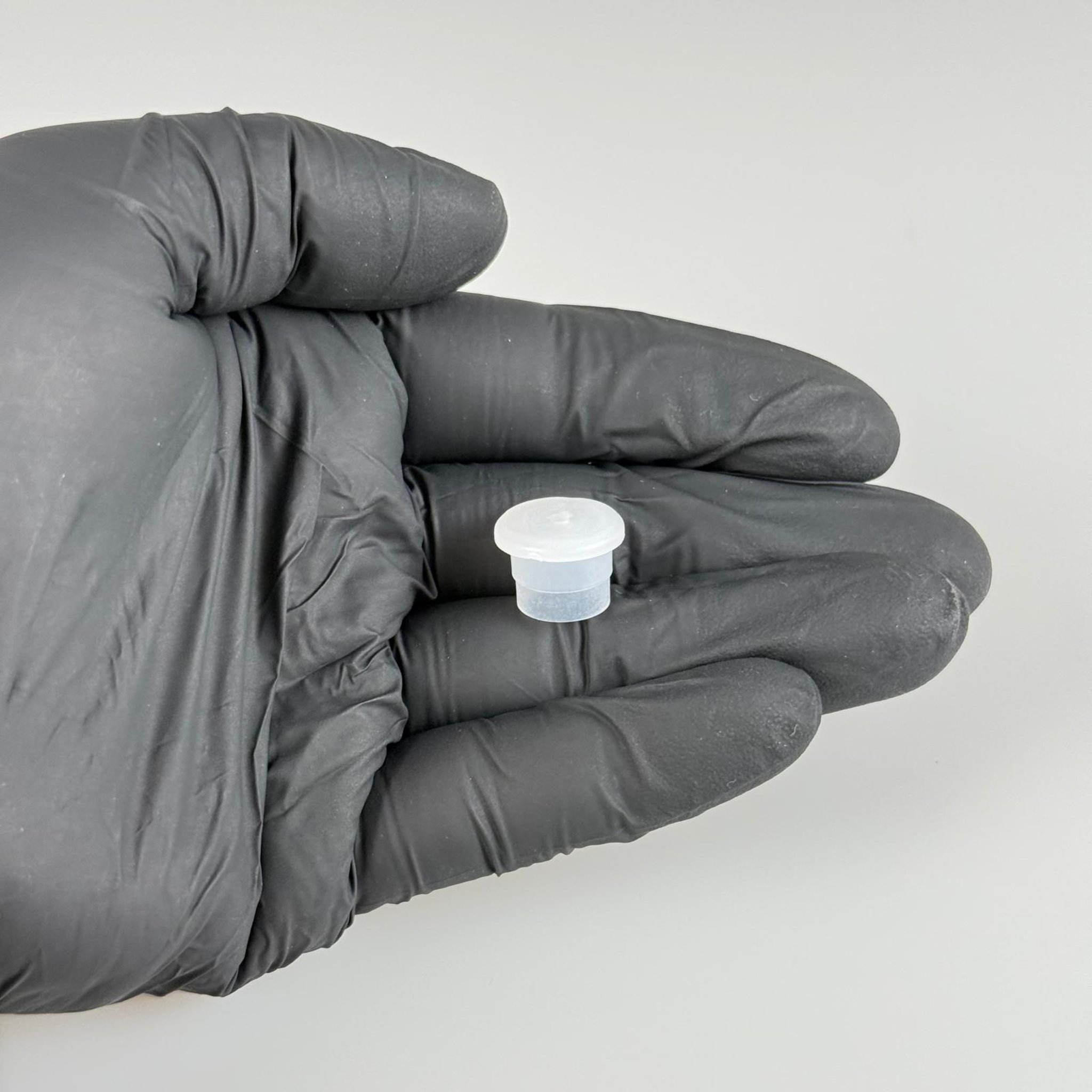 DELİKLİ PLASTİK TİPA 11,8 MM (200 CC YASSI KOLONYA İÇİN)