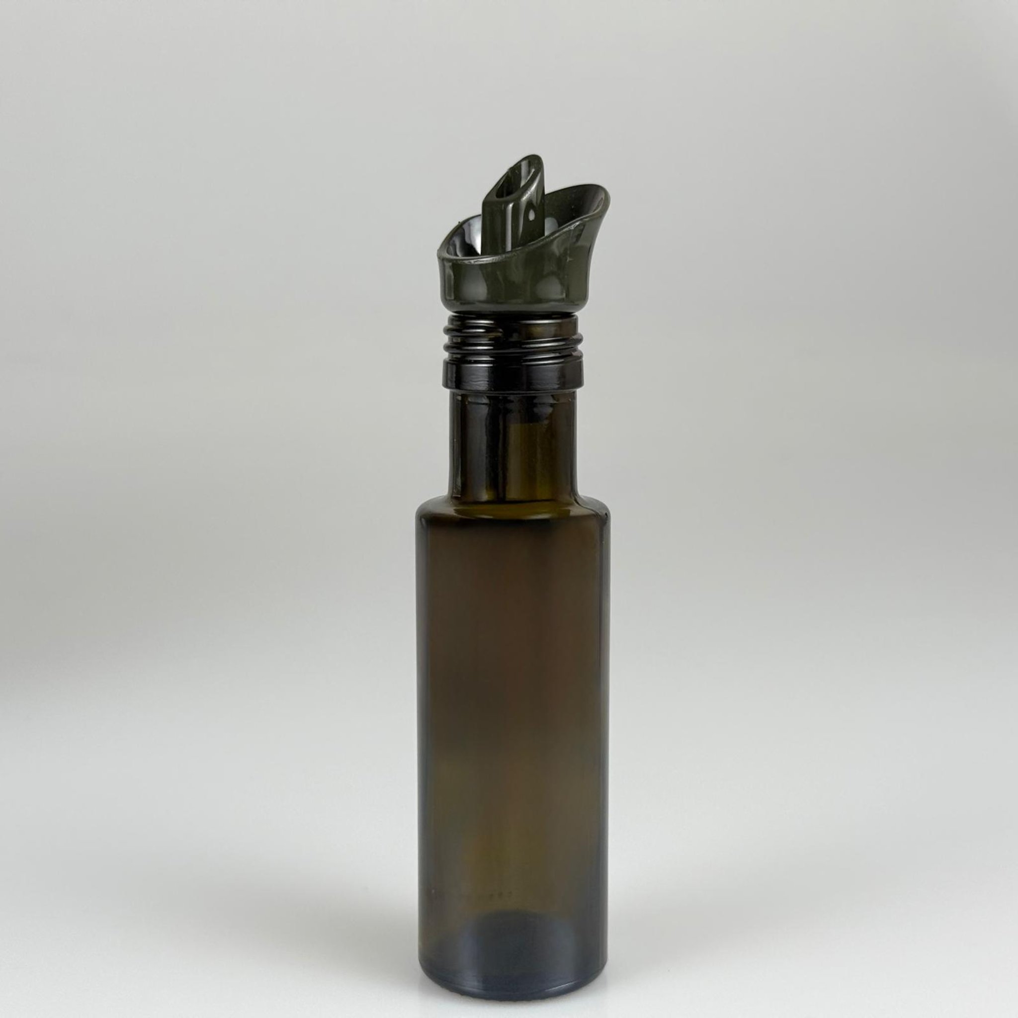 100 CC DORİKA CAM ŞİŞE KOYU YEŞİL (31 MM AĞIZ) - AKITICI KOYU YEŞİL YAĞDANLIK TIPALI - 100 ML SİLİNDİR DORİCA YAĞ VE SOS ŞİŞELERİ