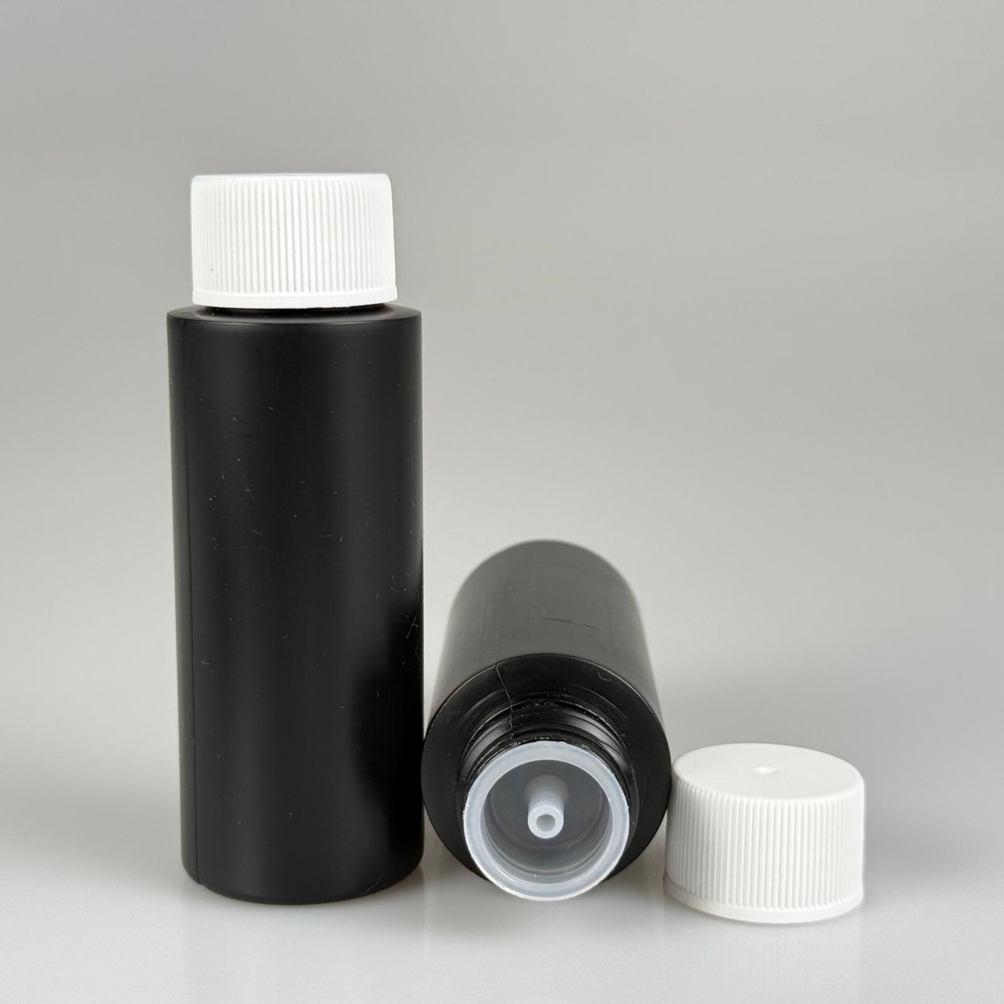 50 CC SİYAH POLİETİLEN PLASTİK ŞİŞE - BEYAZ KÖPÜK CONTALI KAPAKLI + KOLONYA TIPALI TAKIM  - 50 ML KAPAKLI PLASTİK ŞİŞE