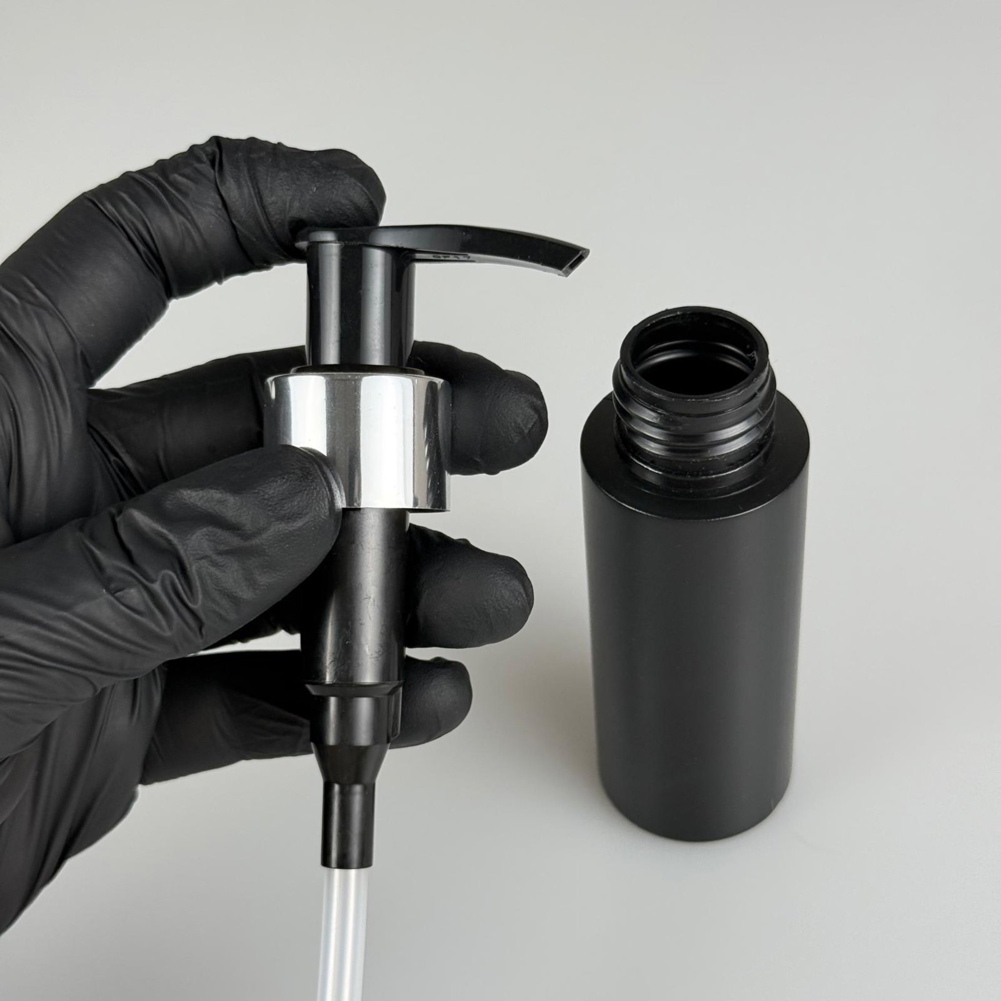 50 CC SİYAH POLİETİLEN PLASTİK ŞİŞE - GÜMÜŞ POMPALI ( ÜSTÜ SİYAH TAKIM - 50 ML POMPALI PLASTİK ŞİŞE