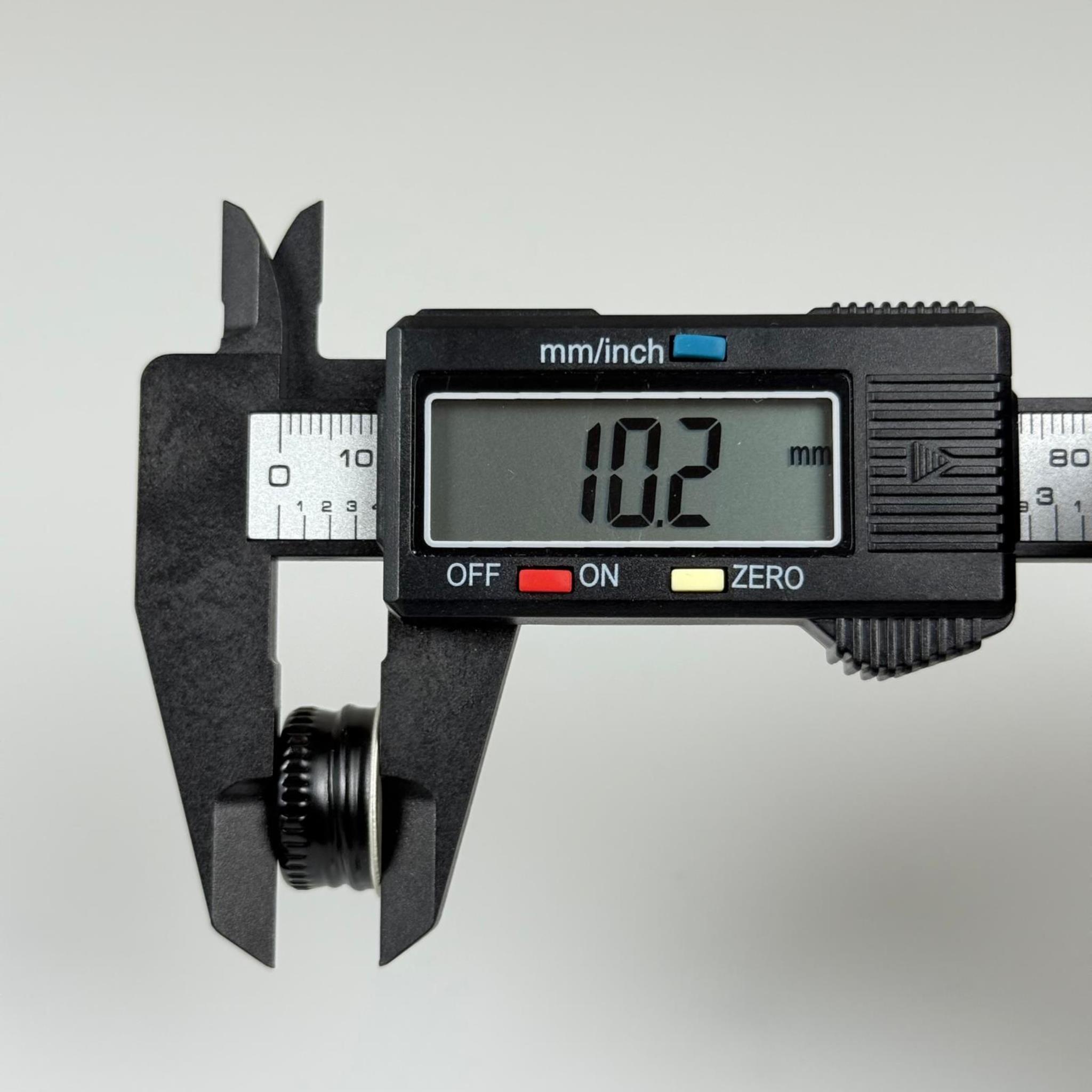 18 MM VİDALI SİYAH ALÜMİNYUM KAPAK - KÖPÜK CONTALI