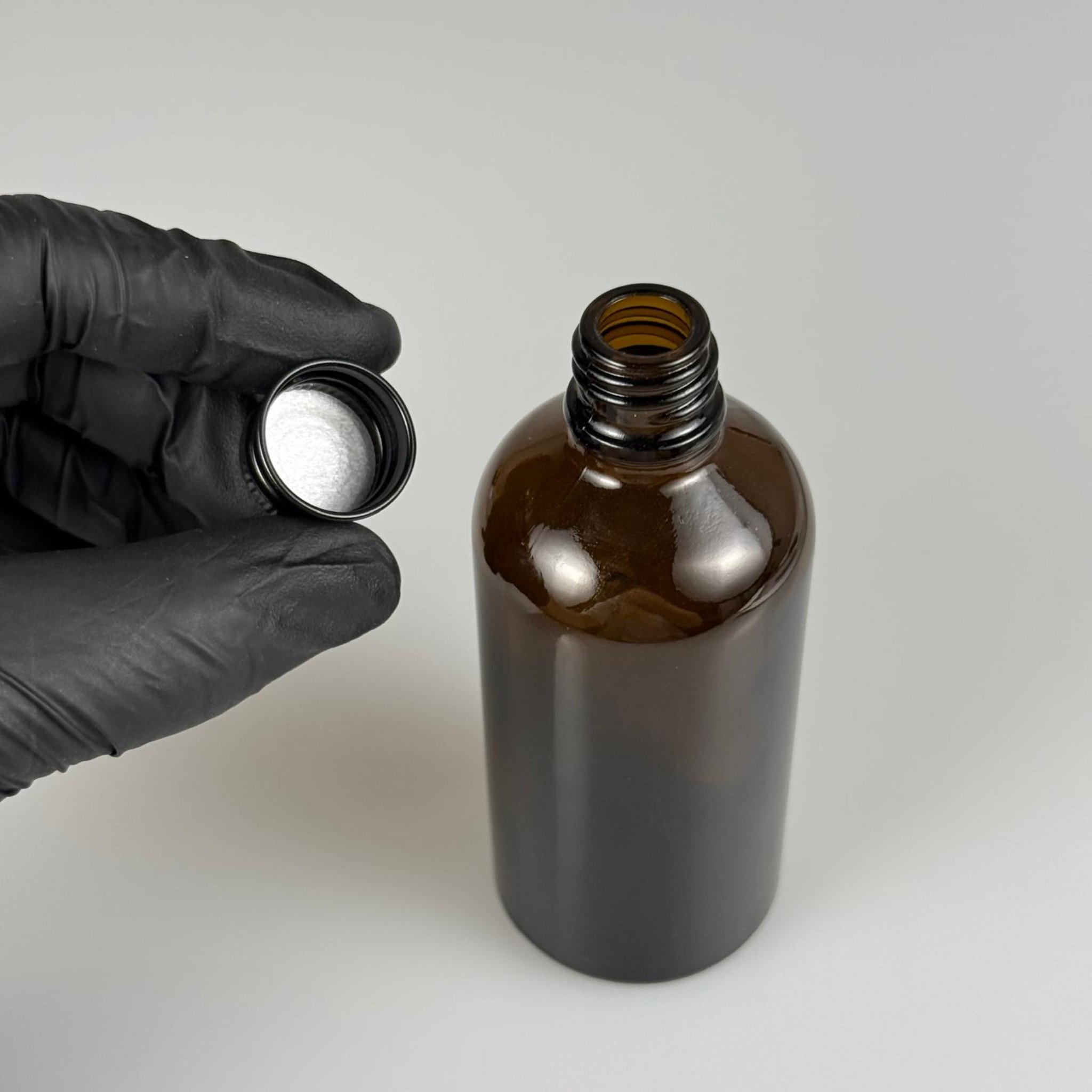 100 CC AMBER CAM ŞİŞE + KÖPÜK CONTALI SİYAH ALÜMİNYUM METAL KAPAKLI TAKIM - 100 ML KAHVERENGİ CAM ŞİŞE