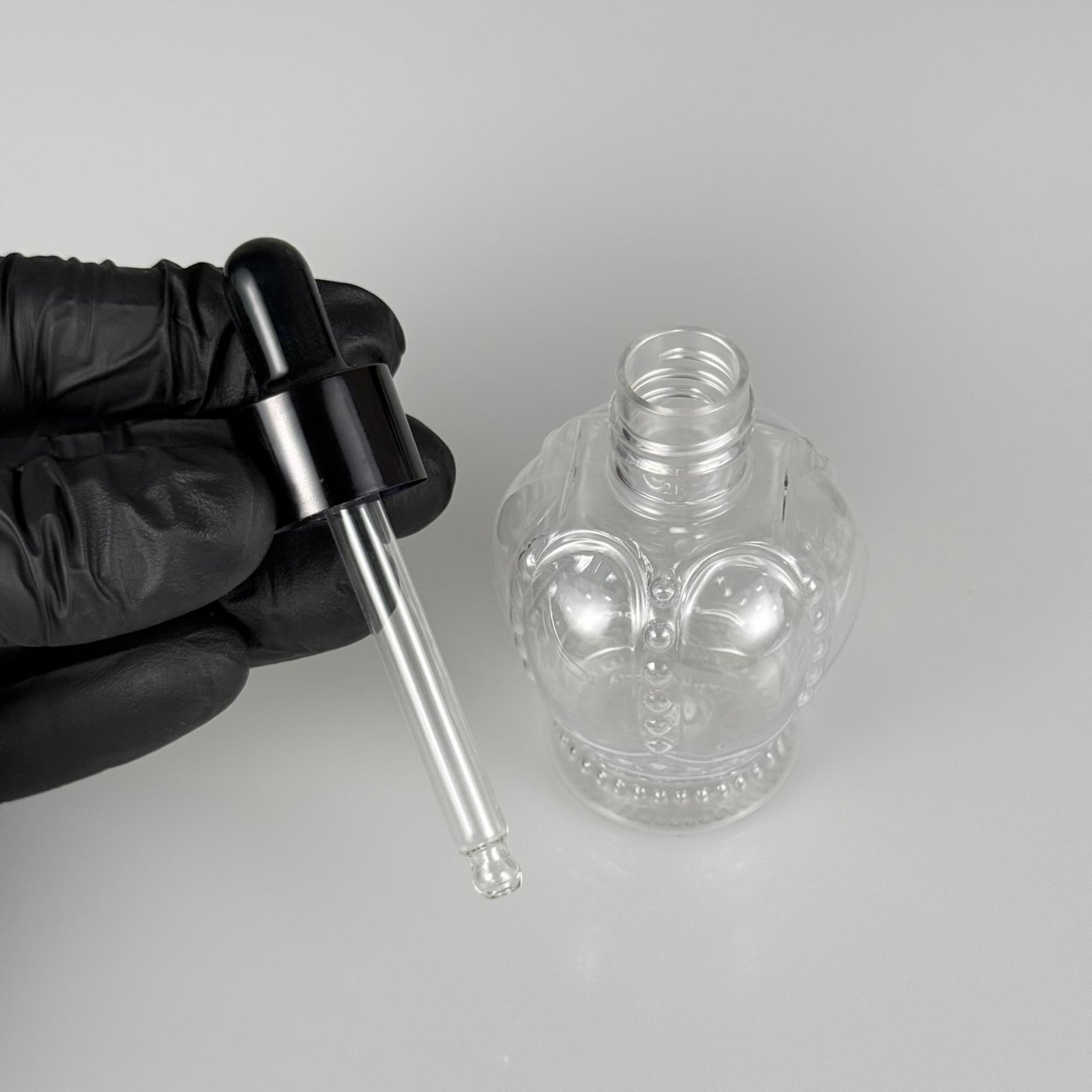 60 CC KRAL TACI MODEL CAM DAMLALIKLI PET ŞİŞE - 60 ML PLASTİK ŞİŞE + SİYAH EMZİK + SİYAH METAL KAPAK + CAM PİPET TAKIM