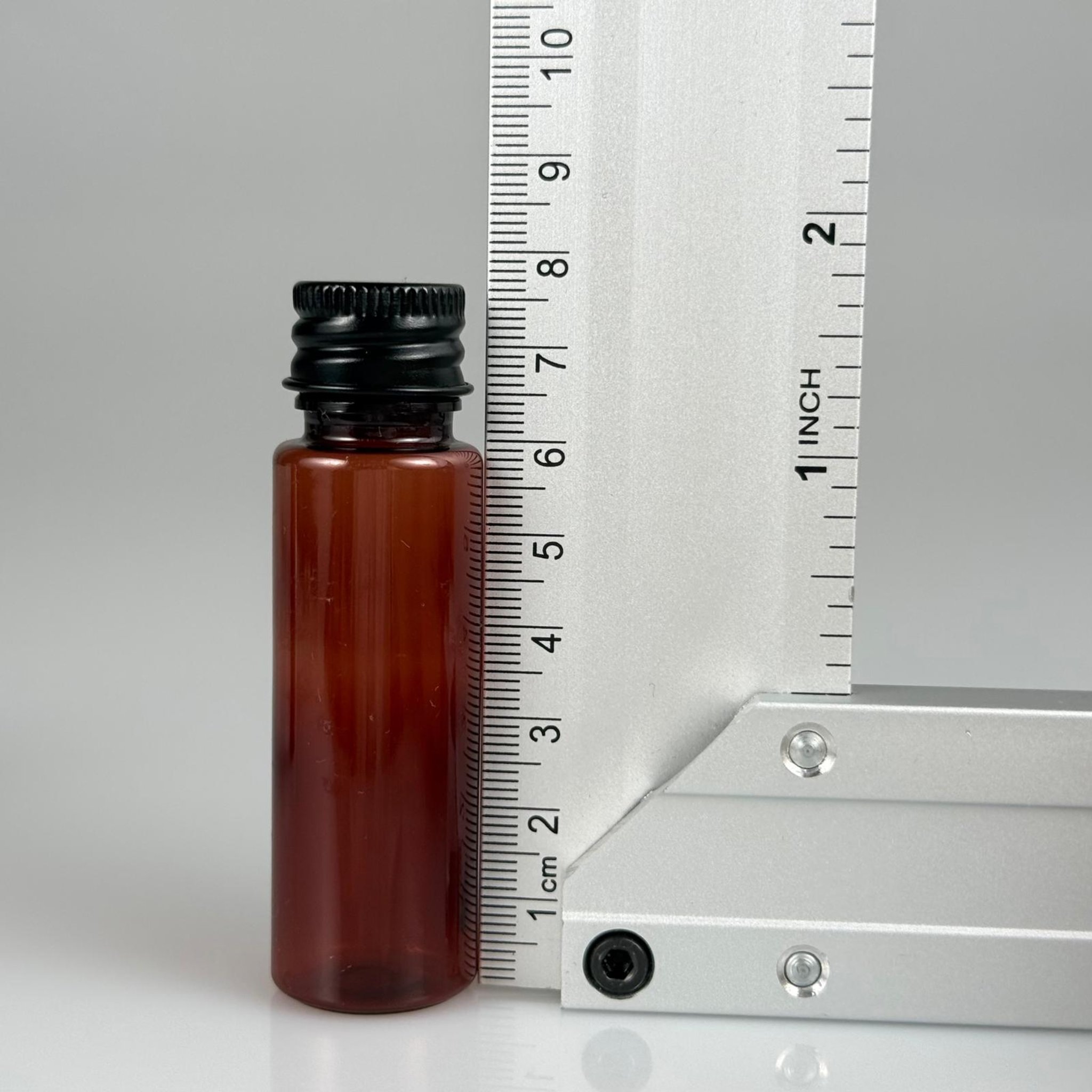 20 CC PET AMBER SHOT ŞİŞE - KÖPÜK CONTALI SİYAH ALÜMİNYUM METAL KAPAKLI + DAMLALIKLI KOLONYA TIPALI TAKIM - 20 ML KAHVERENGİ PLASTİK ŞİŞE
