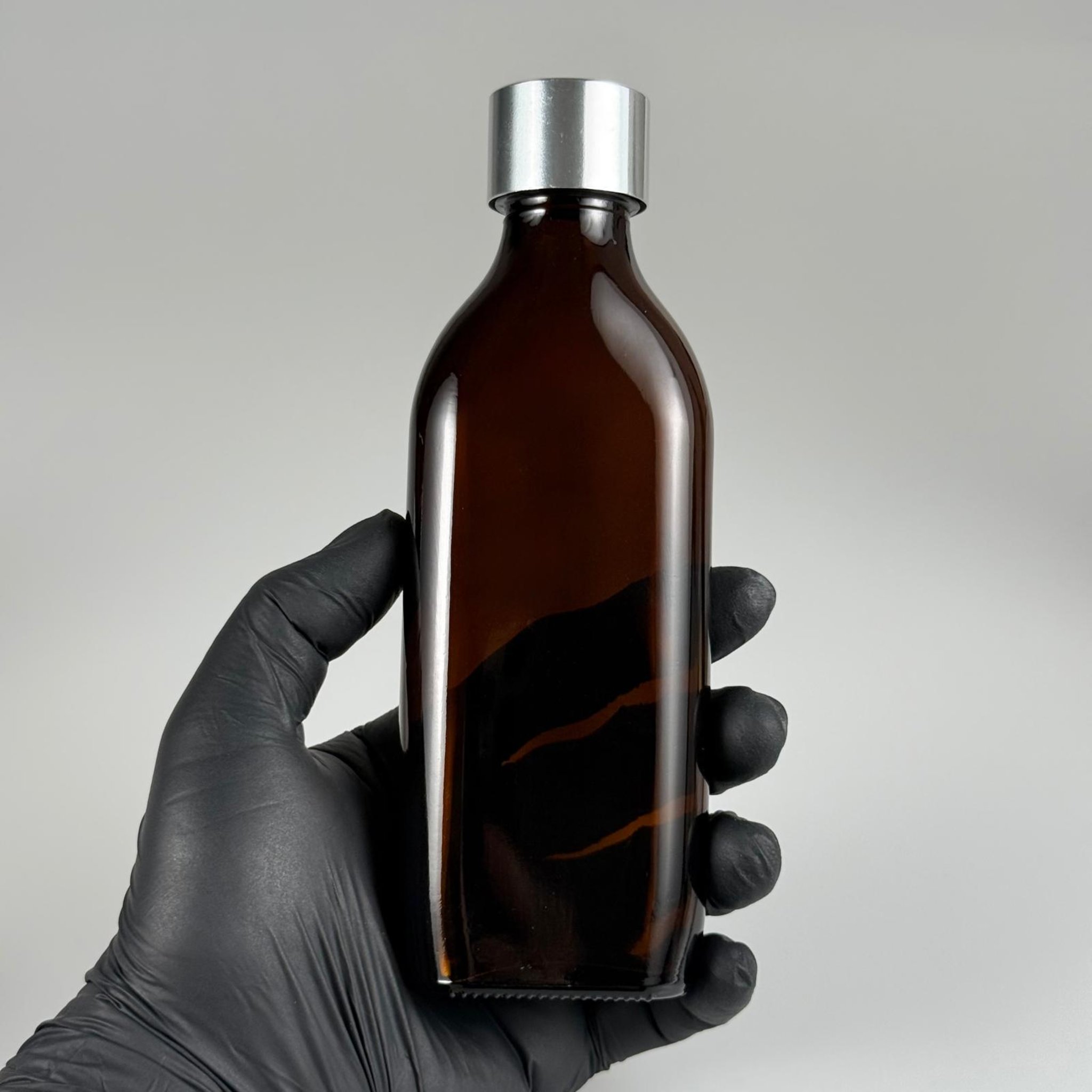150 CC YASSI AMBER CAM ŞİŞE - ALÜMİNYUM KAPLAMALI GÜMÜŞ KAPAKLI + KÖR TIPALI TAKIM - 150 ML KAHVERENGİ CAM ŞİŞE