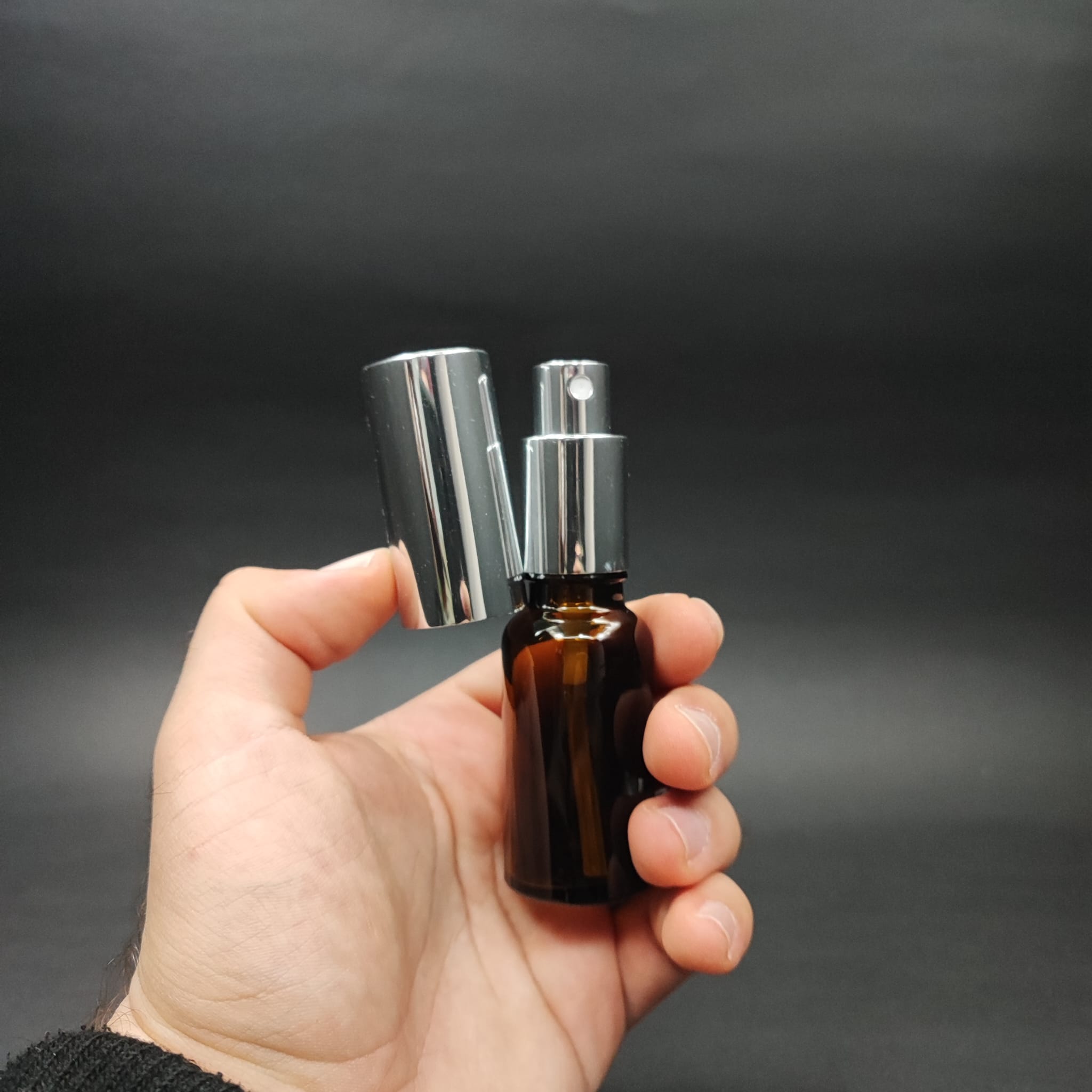 20 ML LÜKS VİDALI VALF ÇEVİRME PARFÜM ŞİŞELERİ - 20 CC AMBER CAM ŞİŞE - GÜMÜŞ METAL SPREYLİ KAPAKLI SET