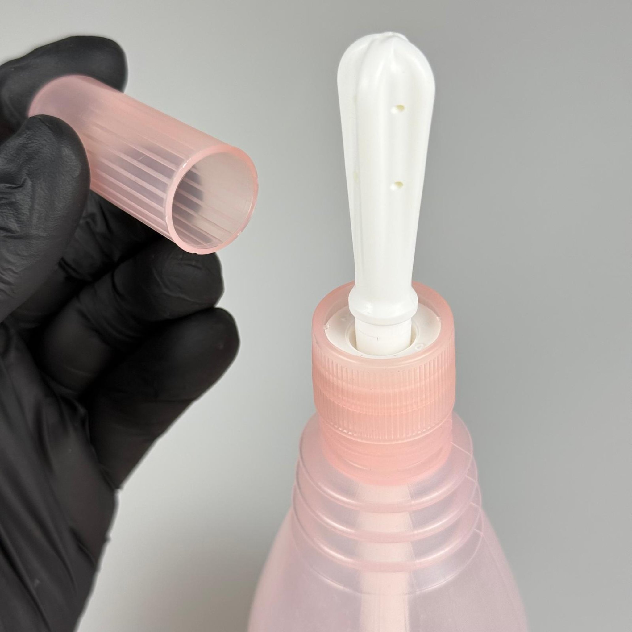 150 CC LAVMAN ŞİŞESİ - 150 ML KİLİTLİ BAŞLIKLI SIKILABİLİR YUMUŞAK PEMBE YARI SAYDAM LAVMAN ŞİŞESİ