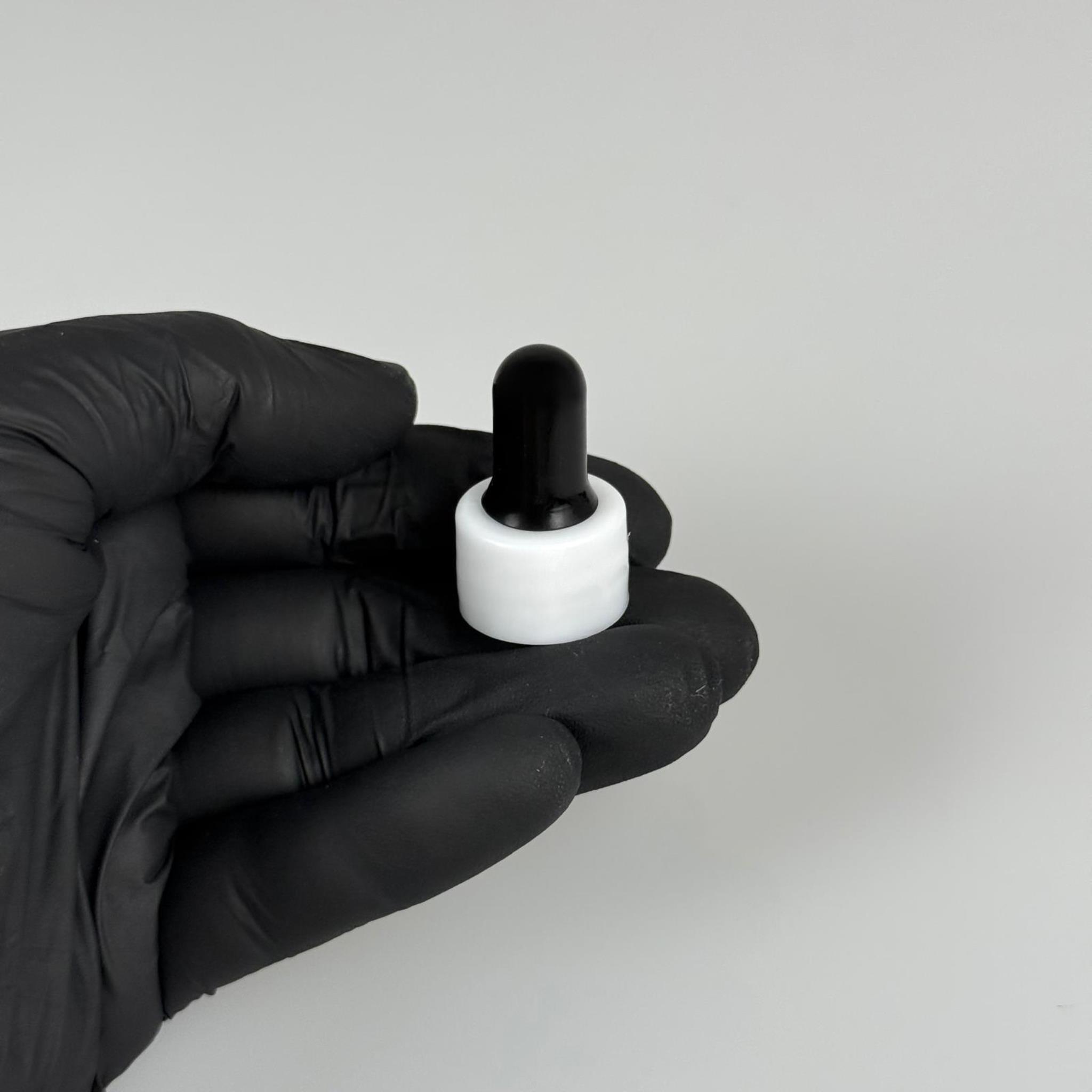 18 MM SİYAH EMZİKLİ DELİKLİ PLASTİK KAPAK BEYAZ - DÜZ (DAMLALIK İÇİN)