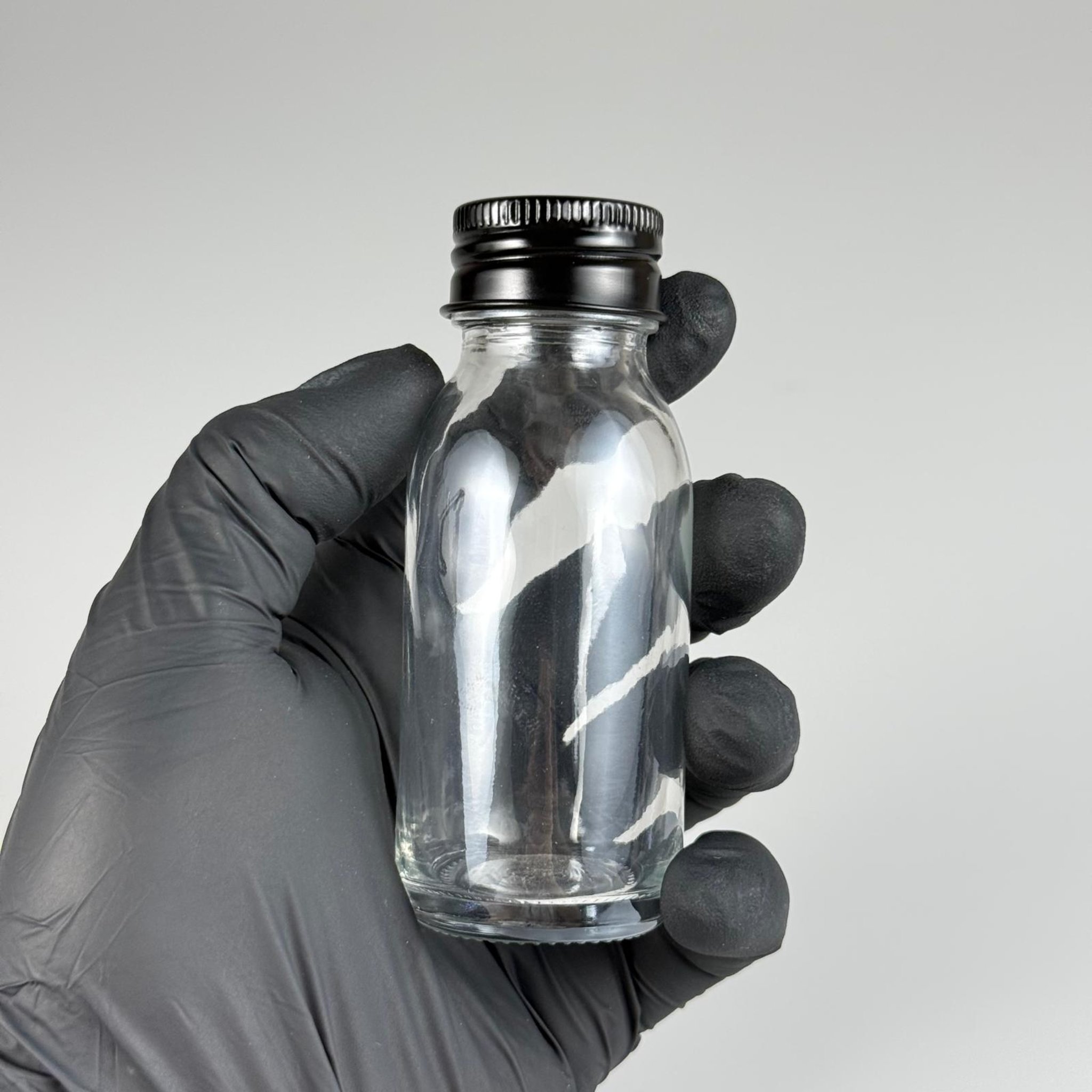 60 CC GENİŞ AĞIZLI ŞEFFAF CAM ŞİŞE + SİYAH METAL KAPAKLI TAKIM - 60 ML ŞEFFAF ŞURUP ECZA ŞİŞESİ - ŞEFFAF SHOT VE TADIM ŞİŞESİ - MİKROPLARDAN KORUNMASI İÇİN İLAÇLANMIŞTIR, SUYA TUTUNCA ŞEFFAF RENGİ ALIR