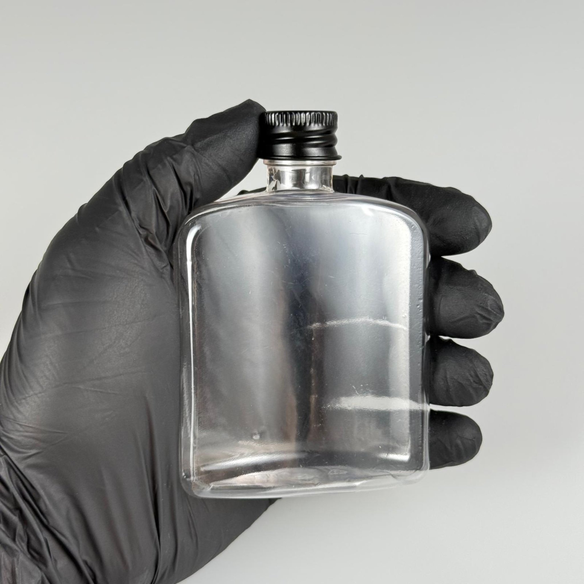 100 CC ŞEFFAF YASSI PLASTİK PET ŞİŞE + KÖPÜK CONTALI SİYAH ALÜMİNYUM METAL KAPAKLI + KÖR TIPALI TAKIM - 100 ML YASSI PET ŞİŞE