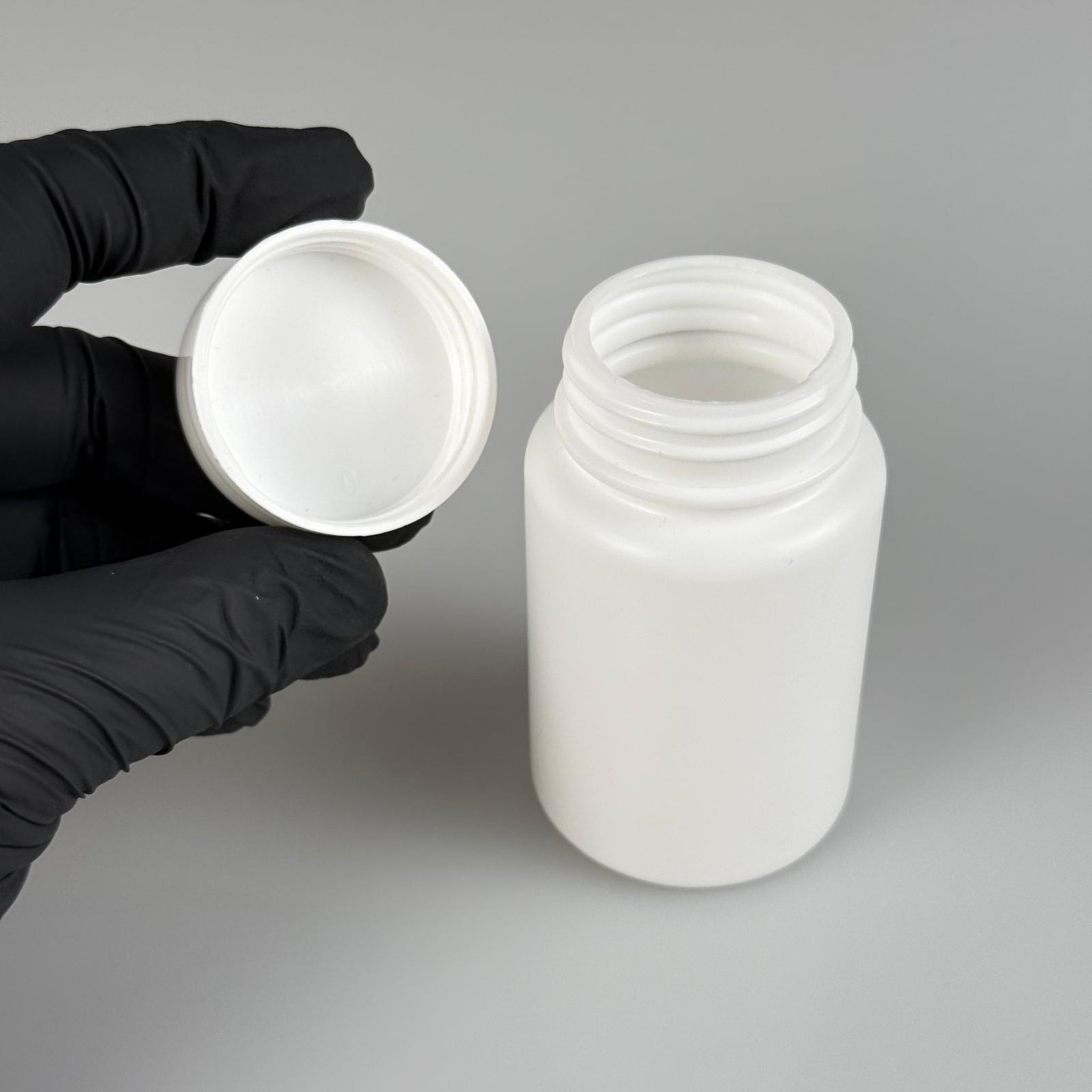 100 CC BEYAZ SERT POLİETİLEN ŞİŞE + BEYAZ PLASTİK KAPAKLI - 100 ML POLİETİLEN ŞİŞE