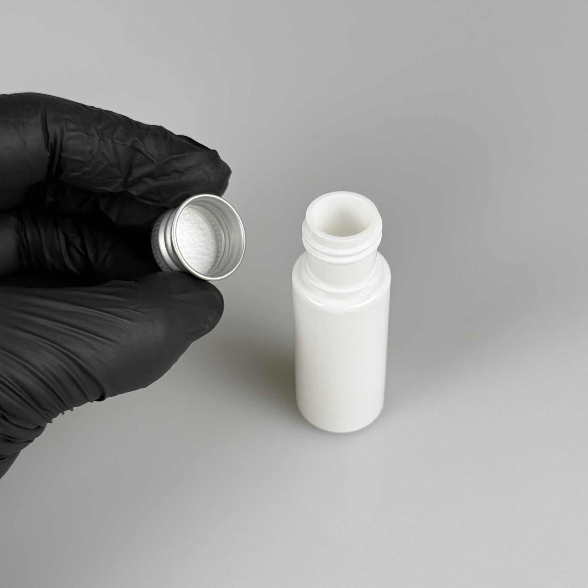 15 CC BEYAZ SİLİNDİR PET ŞİŞE + KÖPÜK CONTALI GÜMÜŞ ALÜMİNYUM METAL KAPAKLI TAKIML - 15 ML BEYAZ PET ŞİŞE