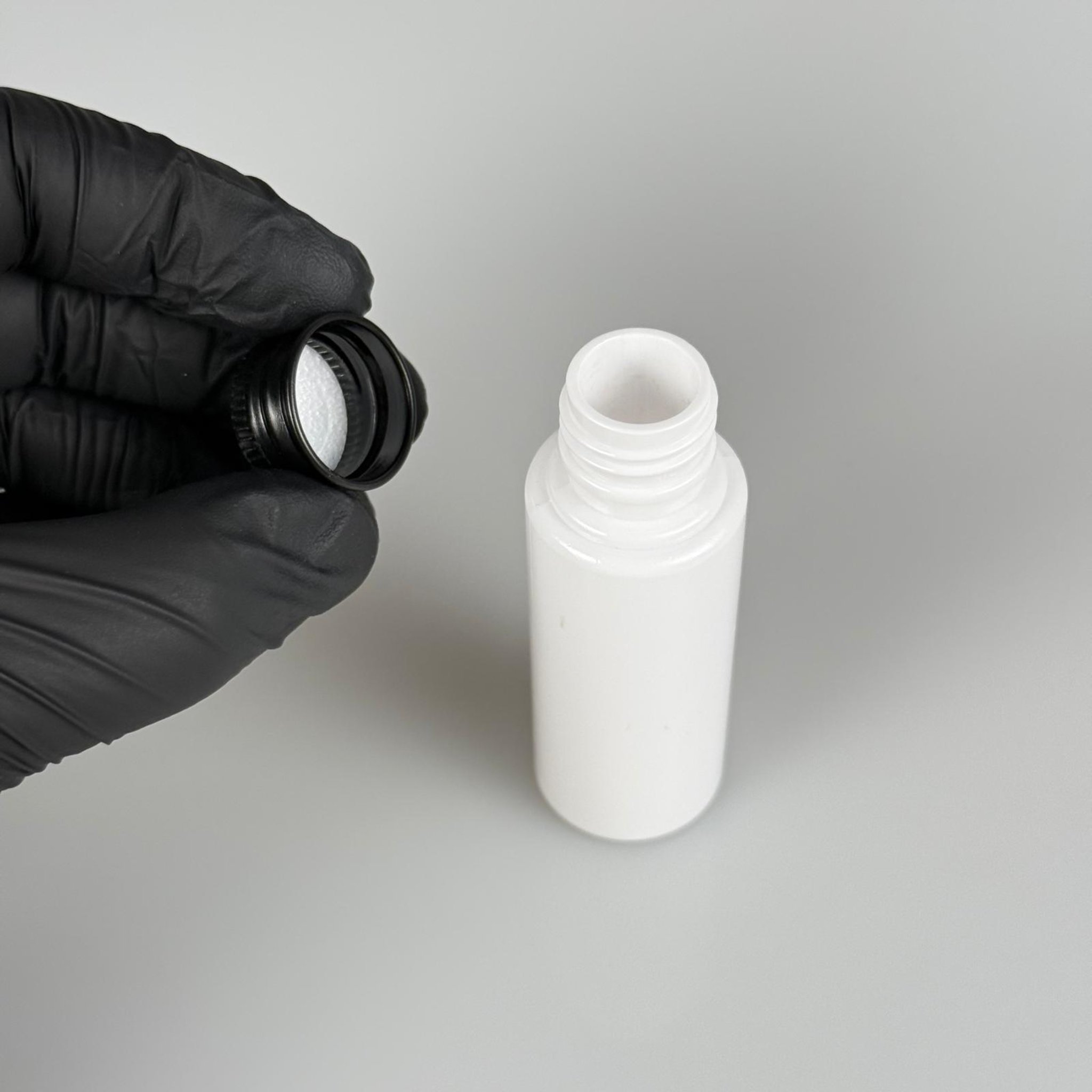 30 CC BEYAZ PET SHOT ŞİŞE - KÖPÜK CONTALI SİYAH ALÜMİNYUM METAL KAPAKLI TAKIM - 30 ML PLASTİK ŞİŞE
