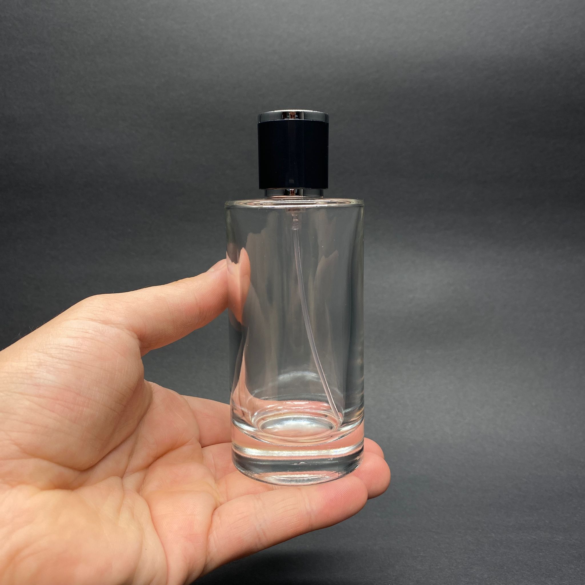 100 ML SİLİNDİR MODEL SAVAGE PARFÜM ŞİŞESİ - GÜMÜŞ METAL SPREYLİ + GÜMÜŞ SİYAH KAPAKLI (AĞIZ 15 MM GEÇME KOLAY KAPAMA)