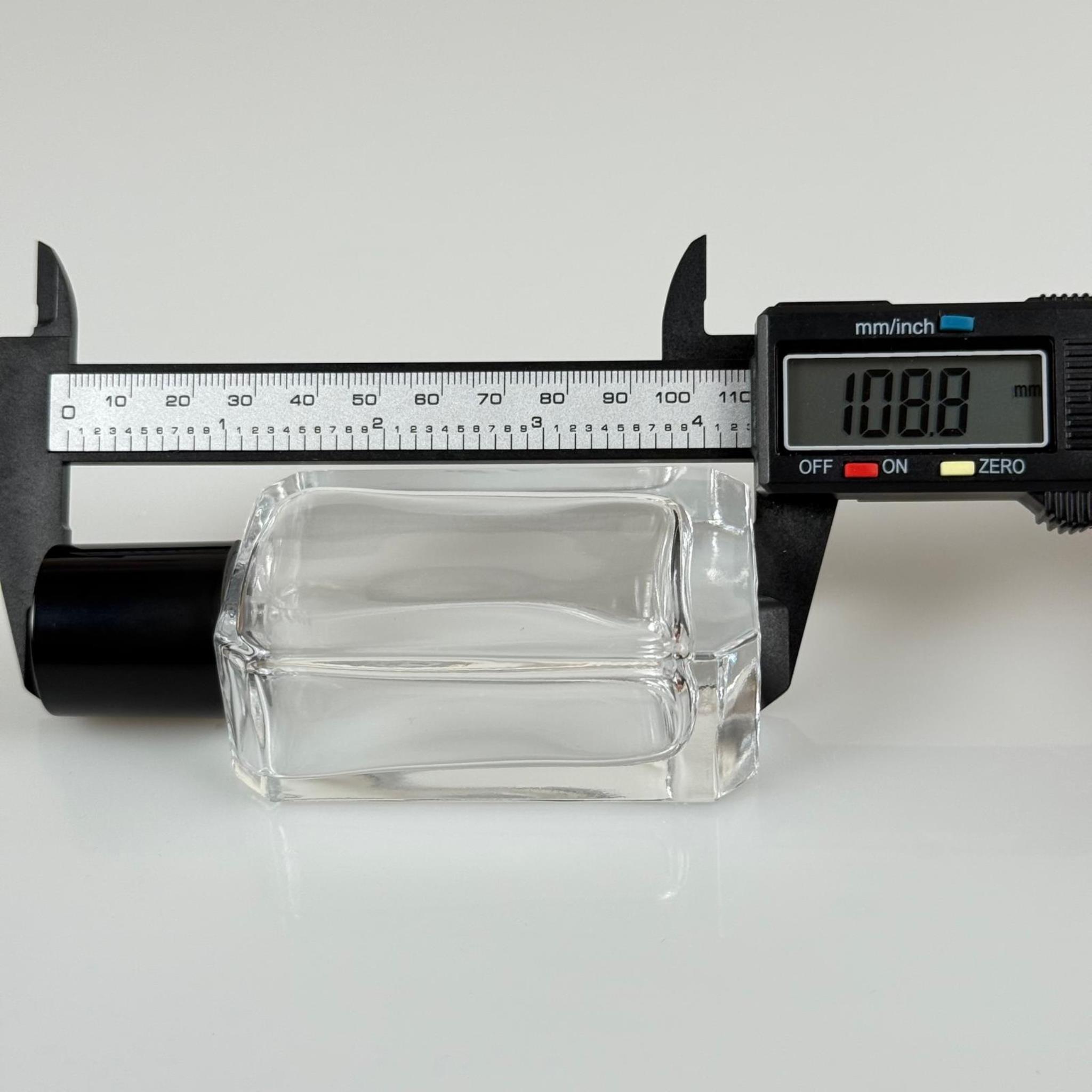 50 ML KÖŞELİ MODEL ANGEL PARFÜM ŞİŞESİ - GÜMÜŞ METAL SPREYLİ + SİYAH KAPAKLI (AĞIZ 15 MM GEÇME KOLAY KAPAMA)