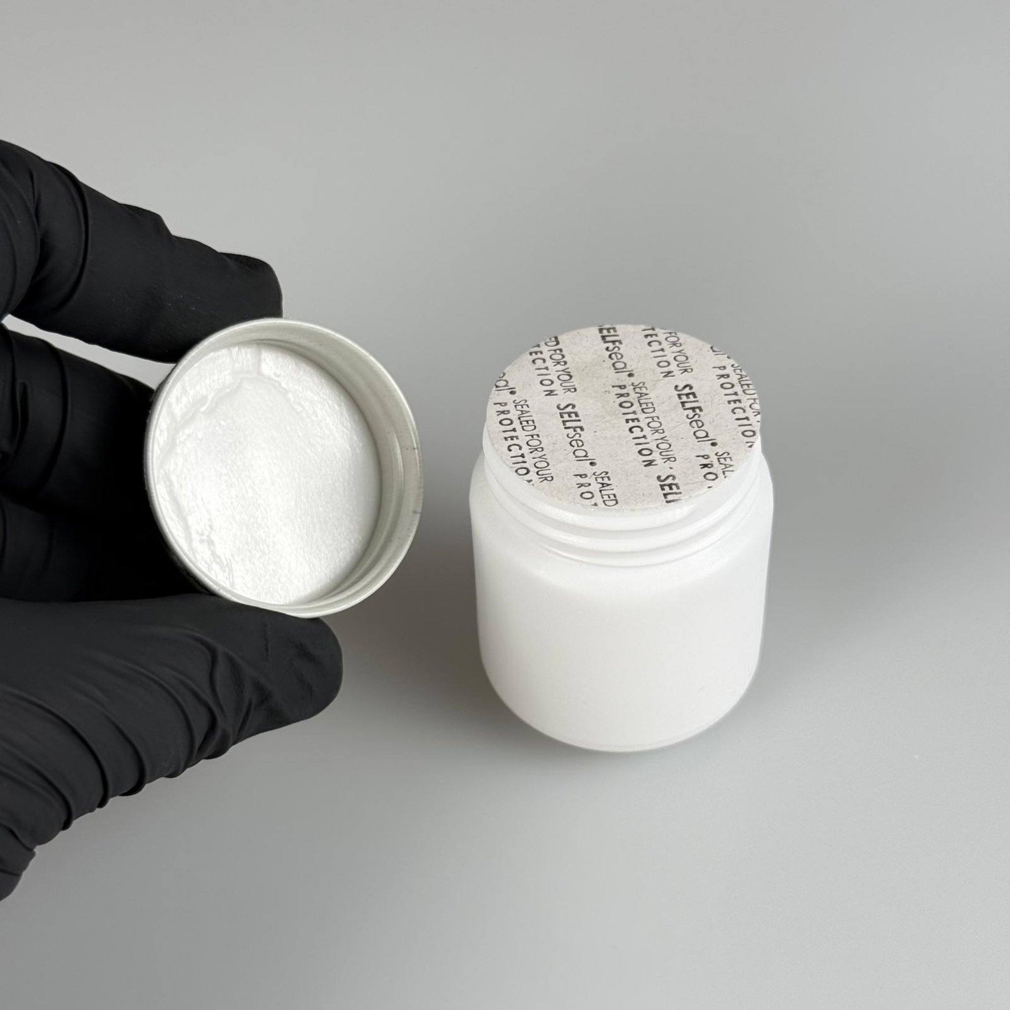 50 CC BEYAZ SERT POLİETİLEN ŞİŞE + SİYAH METAL KAPAKLI + KENDİNDEN YAPIŞKANLI KÖPÜK CONTALI - 50 ML POLİETİLEN ŞİŞE