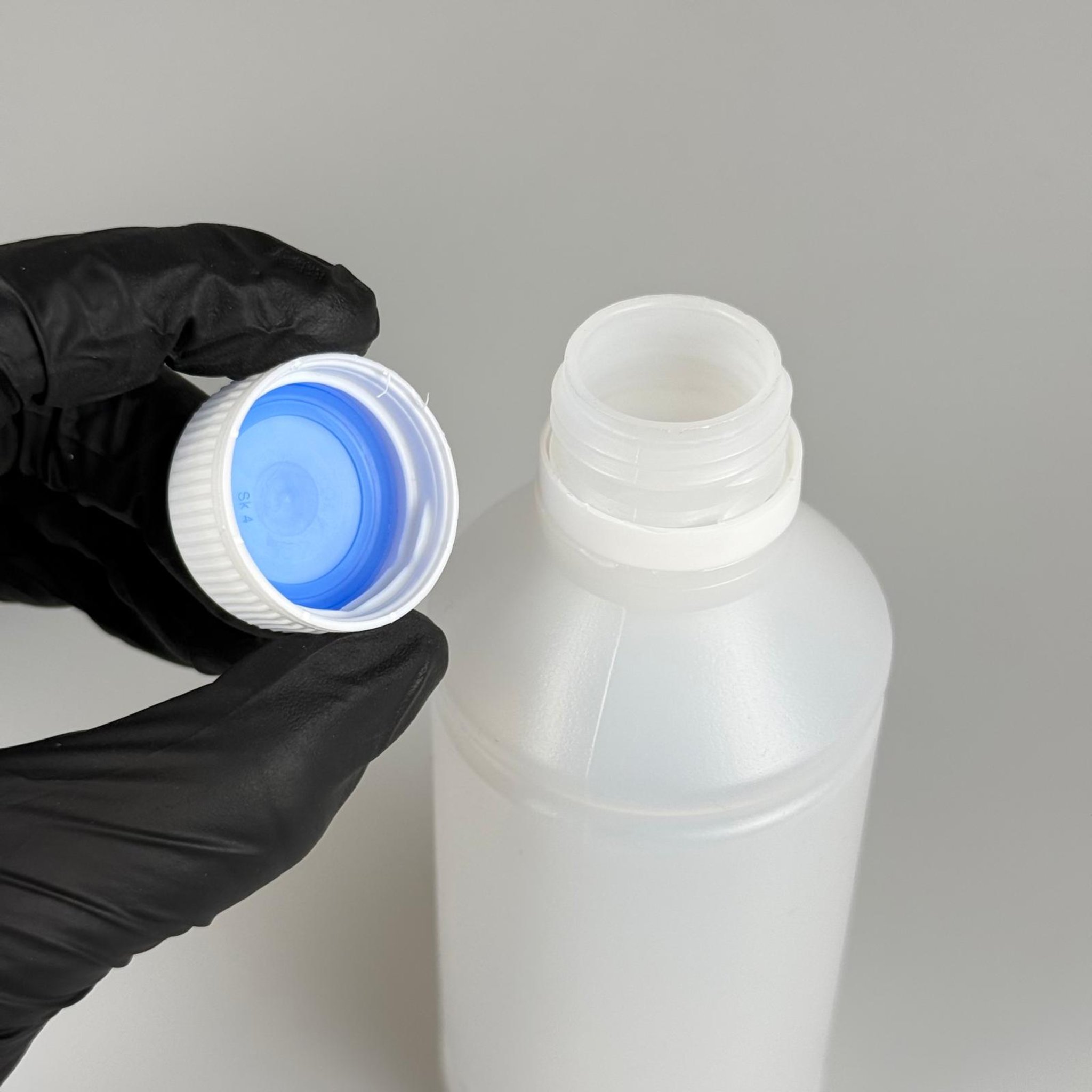 250 CC TİNER ŞİŞESİ - KİLİTLİ CONTALI  BEYAZ KAPAKLI + AKITICILI SİVRİ SARI KARTUŞ KAPAKLI - 250 ML KİMYASALA DAYANIKLI PLASTİK ŞİŞE - 0,25 LT POLİETİLEN ŞİŞE TOMBUL