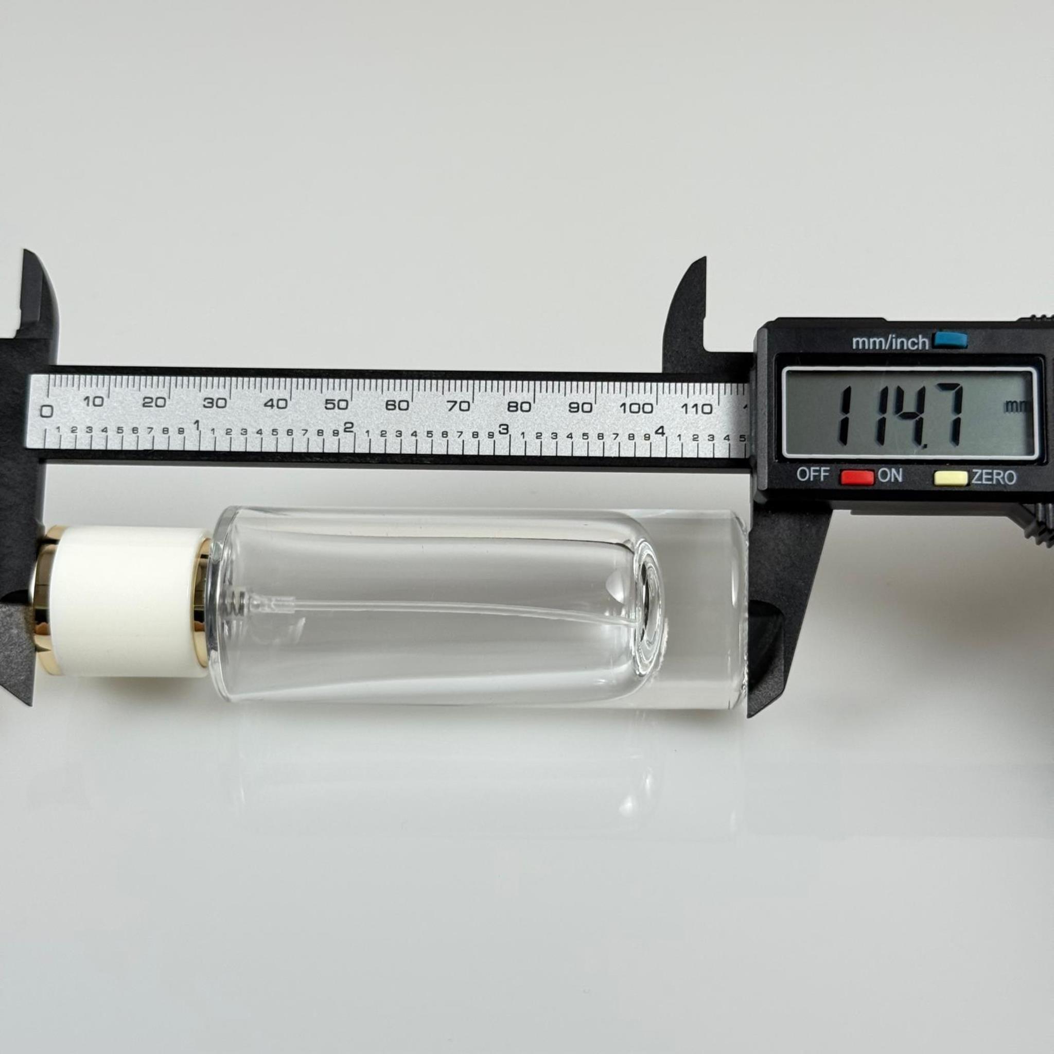30 ML SİLİNDİR UZUN MODEL PARFÜM ŞİŞESİ - GÜMÜŞ METAL SPREYLİ + GOLD BEYAZ KAPAKLI (AĞIZ 15 MM GEÇME KOLAY KAPAMA)
