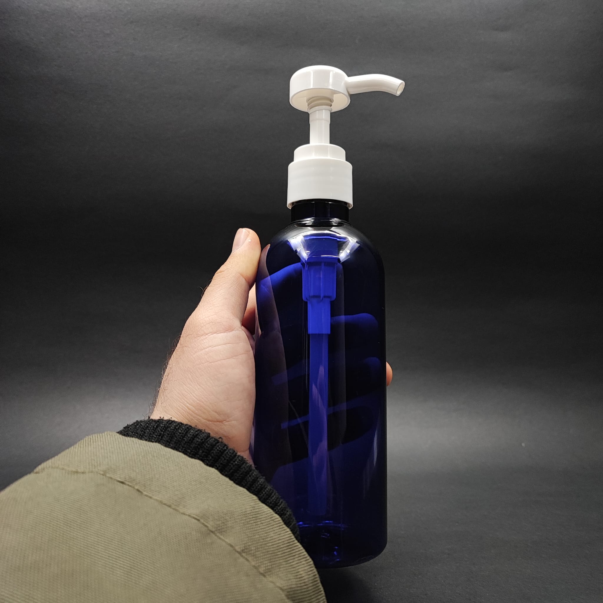 400 CC MAVİ PET ŞİŞE - BEYAZ DOZAJ POMPALI (HER BASMADA 4 CC SIVI ATAR)  - 400 ML POMPALI ŞİŞE - ŞURUP, ŞAMPUAN, KREM GİBİ YOĞUN KIVAMLI SIVILARDA KULLANILIR