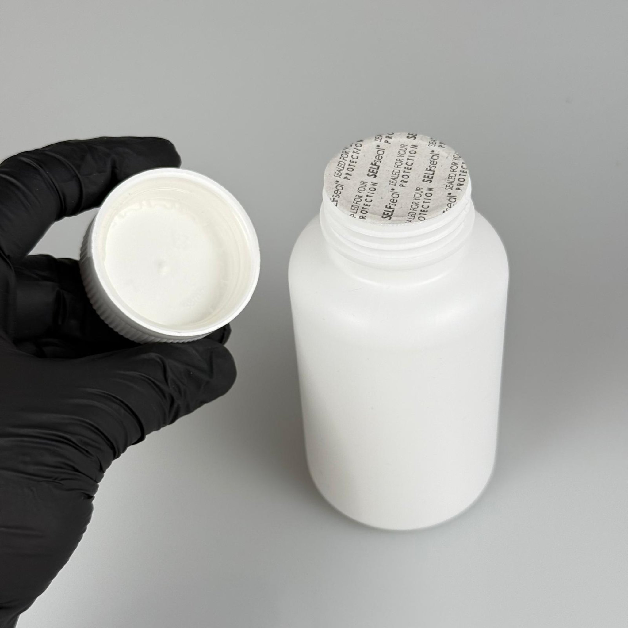 200 ML CONTALI ÇOCUK KİLİT KAPAKLI TABLET ŞİŞESİ  - 200 CC BEYAZ POLİETİLEN HDPE KAVANOZ + 38 MM BEYAZ ÇOCUK KİLİTLİ KAPAK + KENDİNDEN YAPIŞKANLI KÖPÜK CONTA TAKIM -  KAPSÜL KUTUSU - İLAÇ ŞİŞESİ - MEDİKAL HAP ŞİŞESİ - FARMASÖTİK KAVANOZ