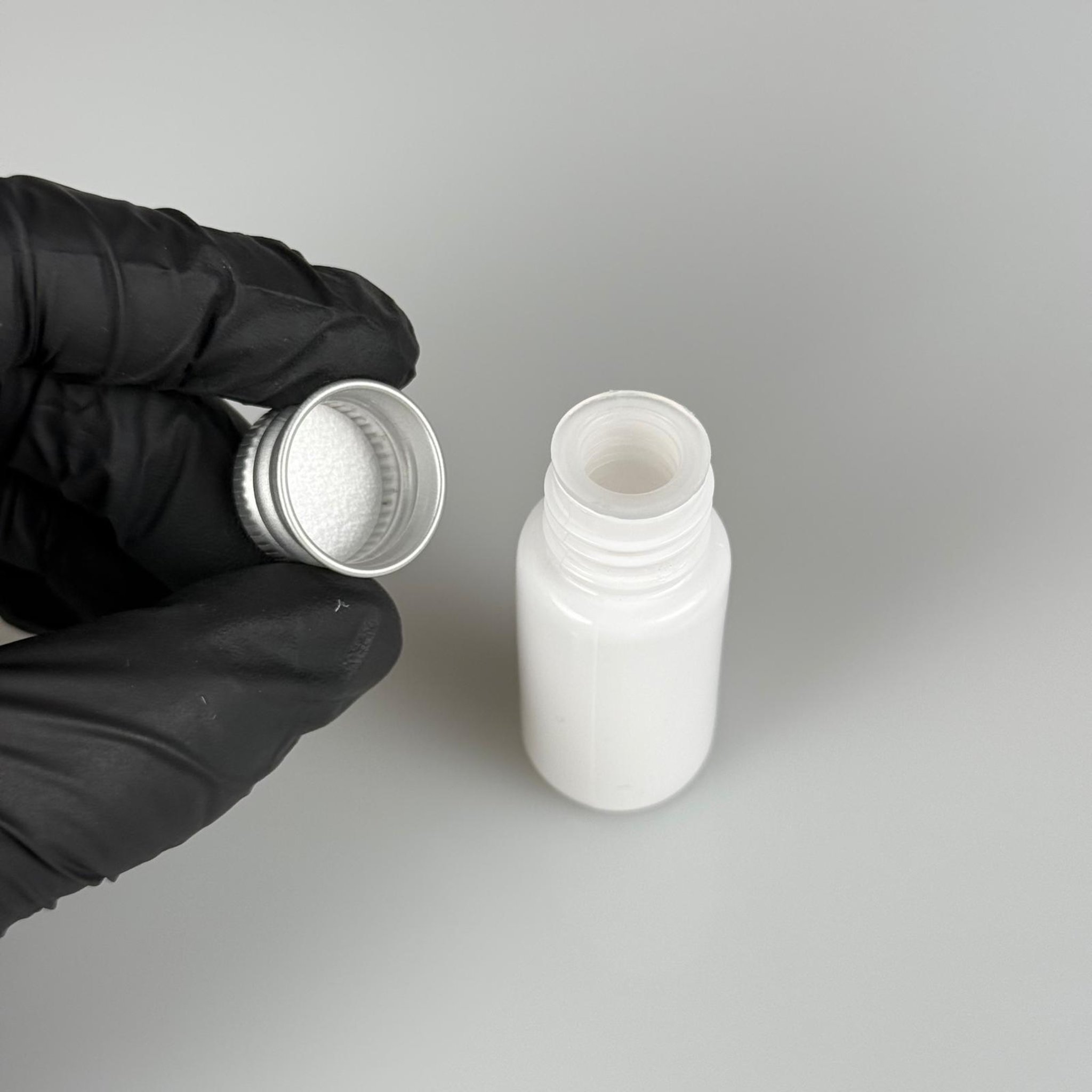 10 CC BEYAZ PET SHOT ŞİŞE - KÖPÜK CONTALI GÜMÜŞ ALÜMİNYUM METAL KAPAKLI + KÖR TIPALI TAKIM - 10 ML PLASTİK ŞİŞE