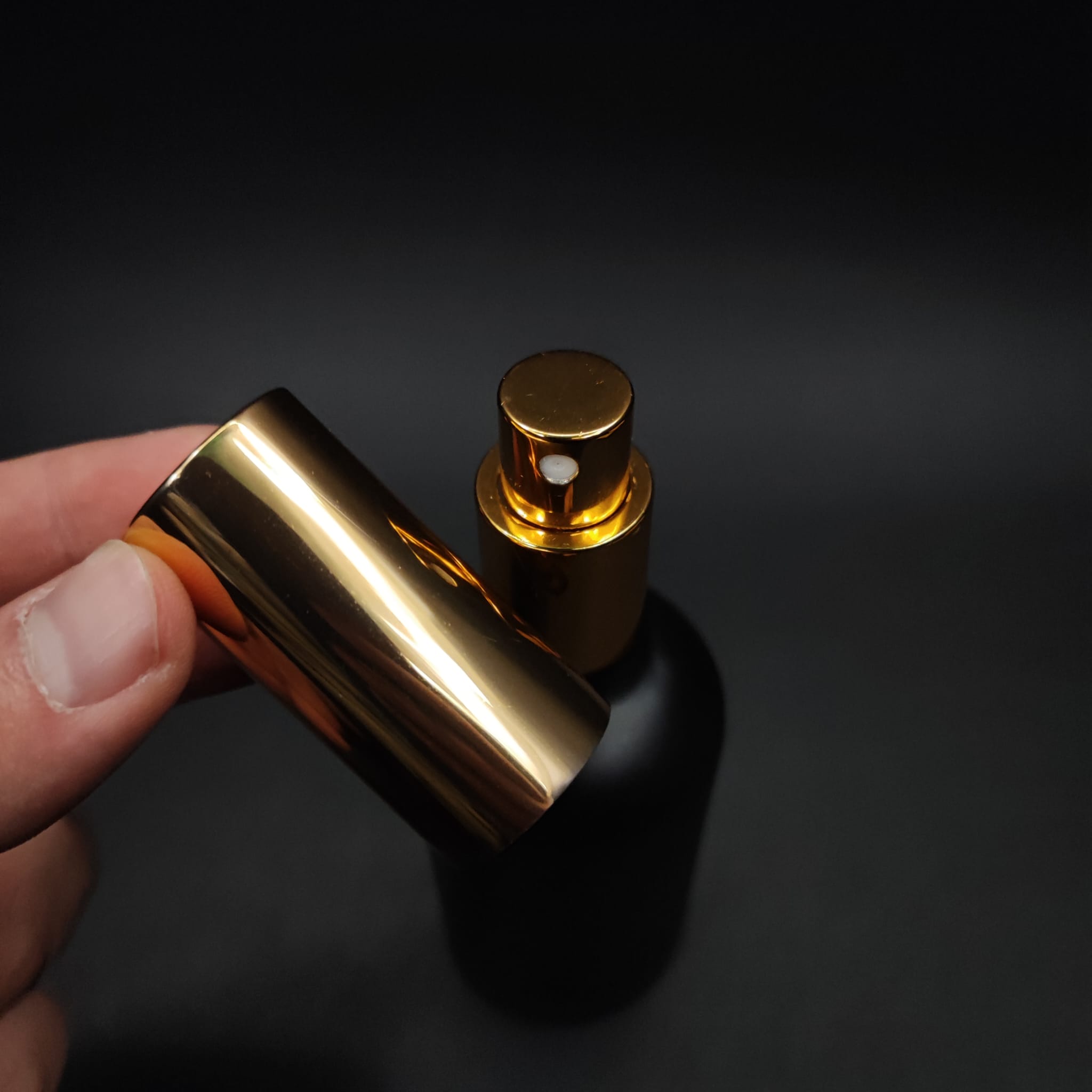 100 ML LÜKS VİDALI VALF ÇEVİRME PARFÜM ŞİŞELERİ - 100 CC MAT SİYAH CAM ŞİŞE - GOLD METAL SPREYLİ KAPAKLI SET
