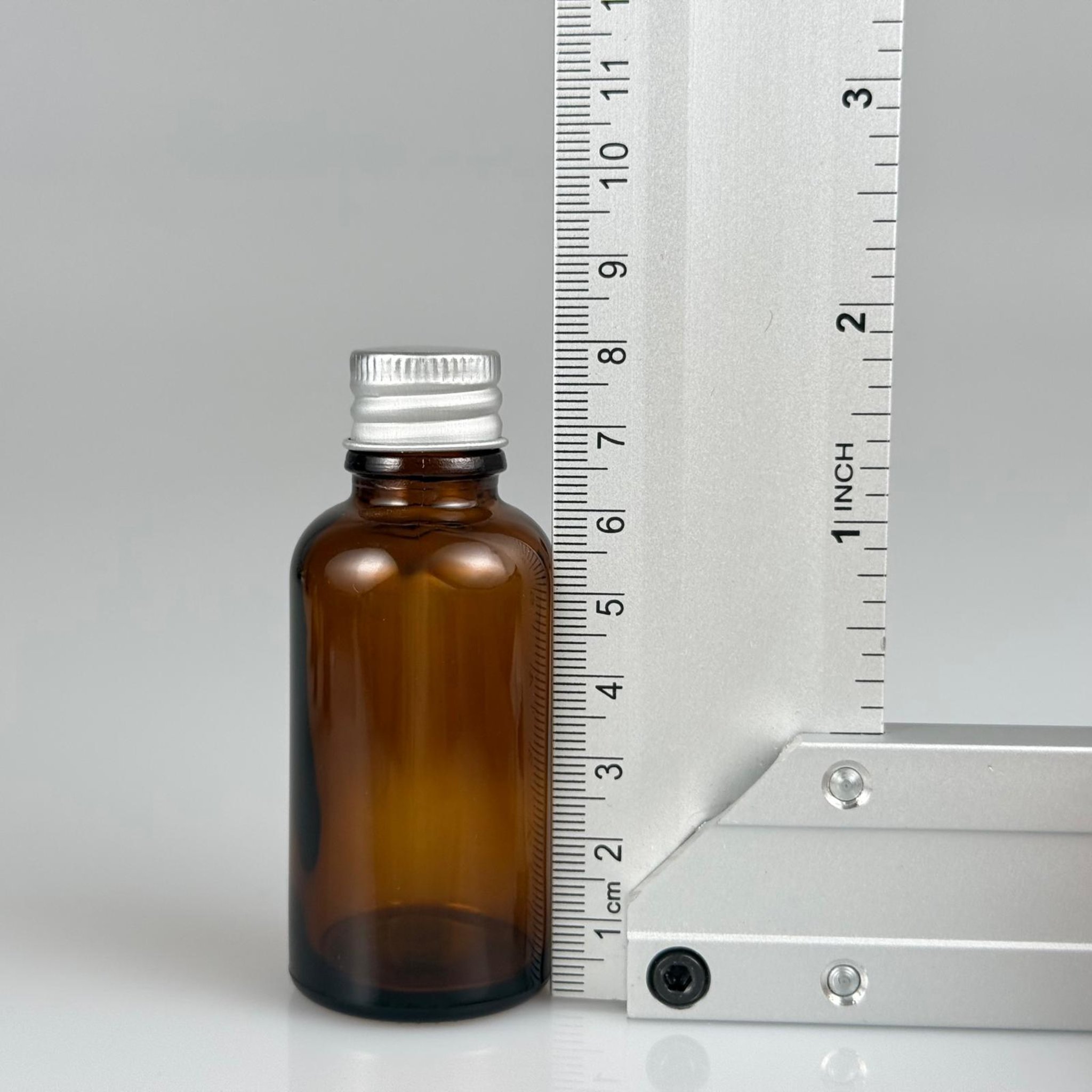 30 CC AMBER CAM ŞİŞE + KÖPÜK CONTALI GÜMÜŞ ALÜMİNYUM METAL KAPAKLI TAKIM - 30 ML KAHVERENGİ CAM ŞİŞE