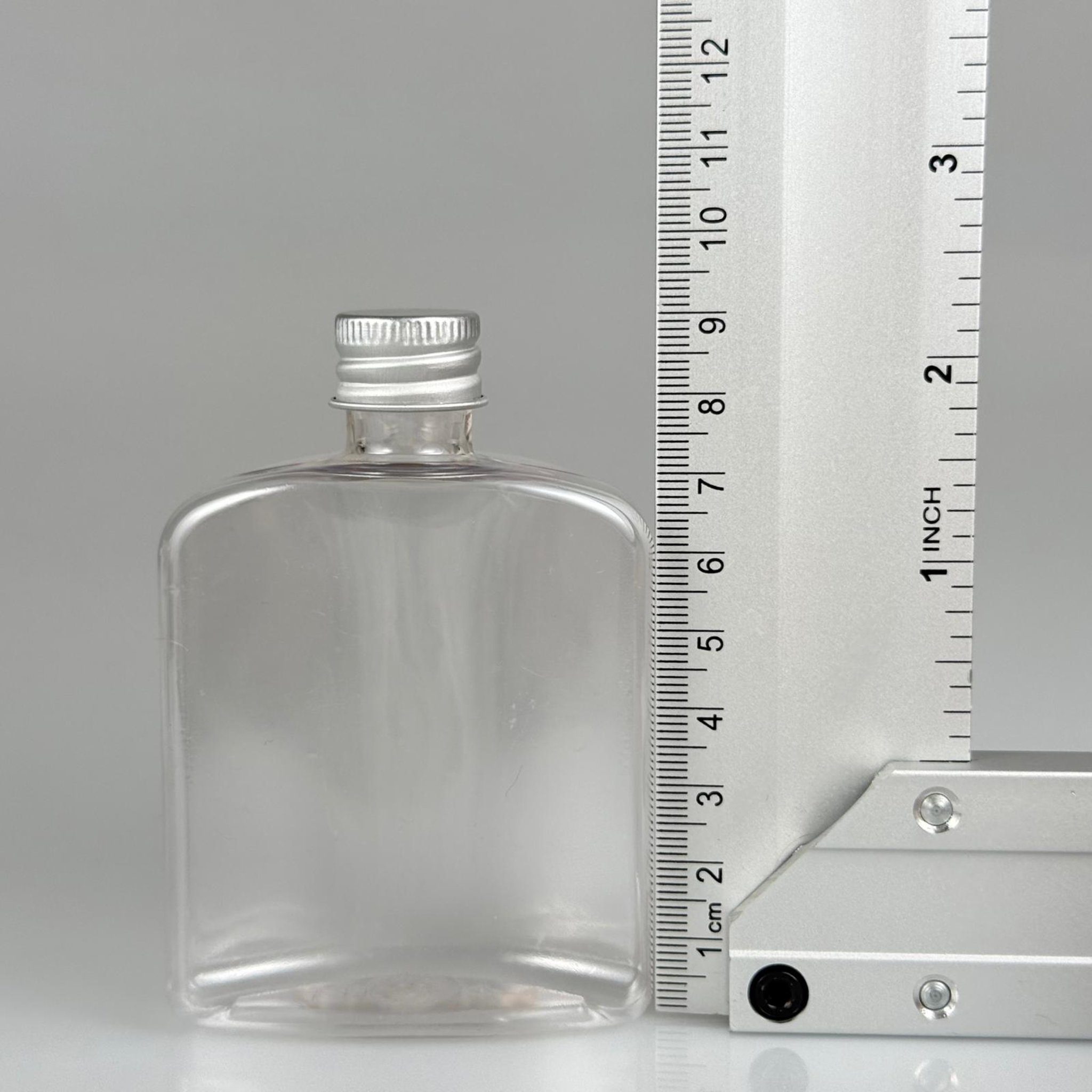 100 CC ŞEFFAF YASSI PLASTİK PET ŞİŞE + KÖPÜK CONTALI GÜMÜŞ ALÜMİNYUM METAL KAPAKLI TAKIM - 100 ML YASSI PET ŞİŞE