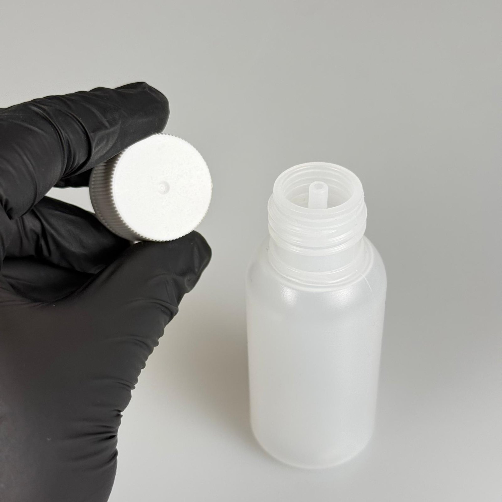 50 ML SIKILABİLİR YUMUŞAK POLİETİLEN PE PLASTİK ŞİŞE - CONTALI BEYAZ KAPAKLI + KOLONYA TIPALI - 50 cc sos, yağ, kartuş, mürekkep vb için boş şişeler