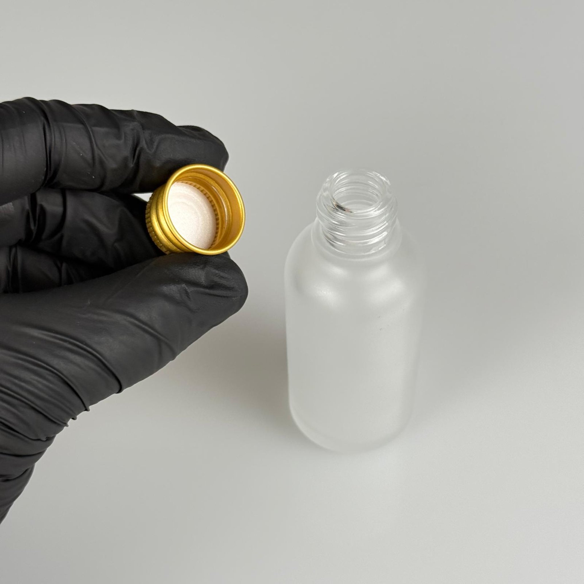 50 CC BUZLU CAM ŞİŞE + KÖPÜK CONTALI GOLD ALÜMİNYUM METAL KAPAKLI TAKIM - 50 ML BUZLU CAM ŞİŞE