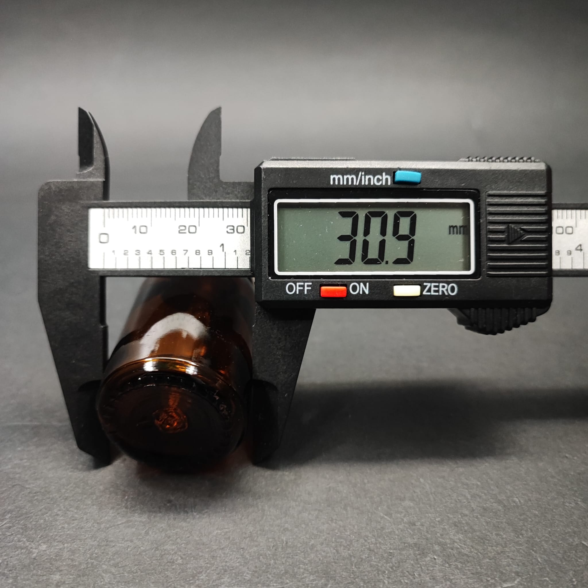 20 ML DOLUMU KOLAY, GENİŞ AĞIZLI CAM DAMLALIKLI ŞİŞE (25 MM AĞIZ)  - 20 CC BEYAZ DAMLALIKLI CAM ECZA ŞİŞESİ - AMBER KAHVERENGİ