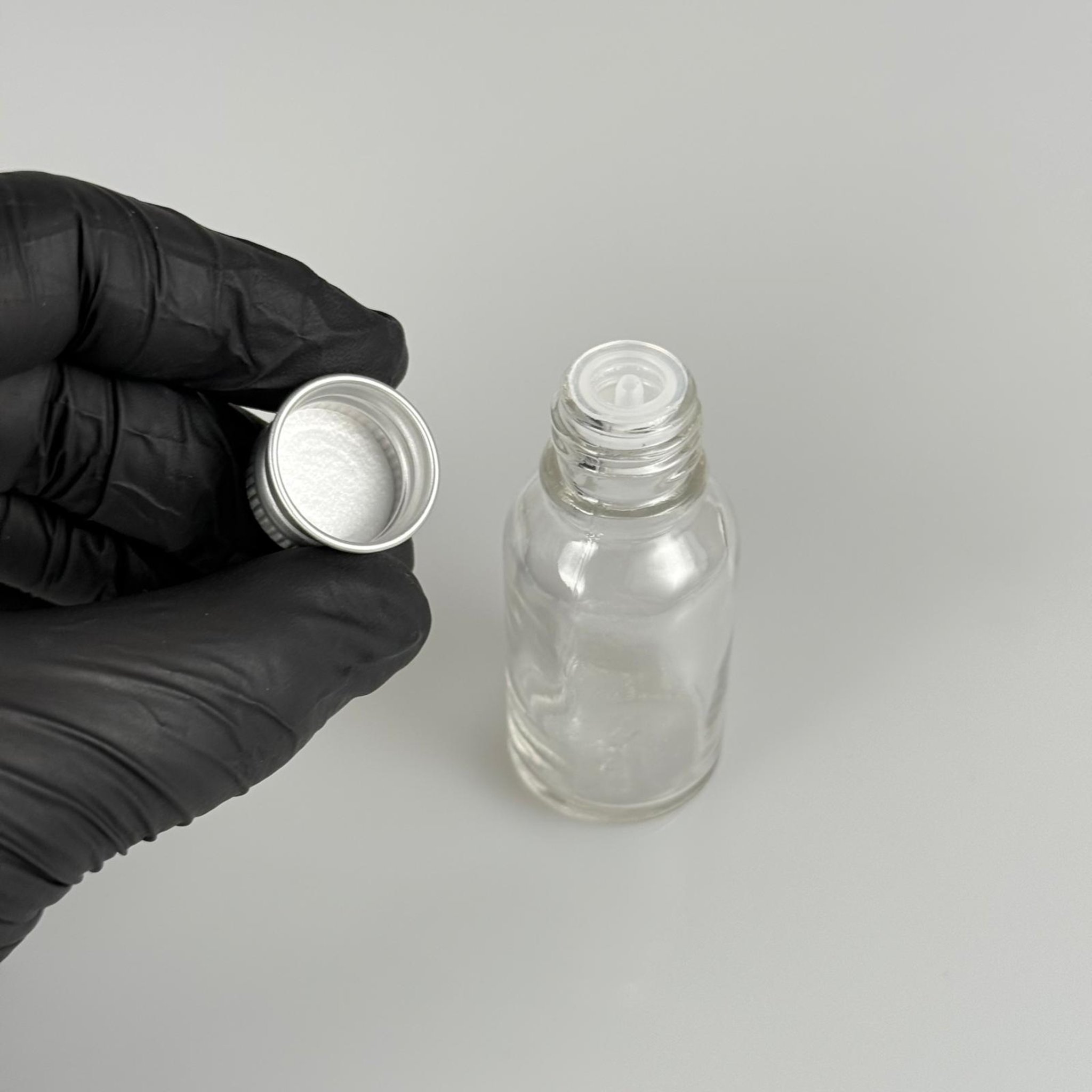 15 CC ŞEFFAF CAM ŞİŞE + KÖPÜK CONTALI GÜMÜŞ ALÜMİNYUM METAL KAPAKLI + KOLONYA TIPALI TAKIM - 15 ML ŞEFFAF CAM ŞİŞE