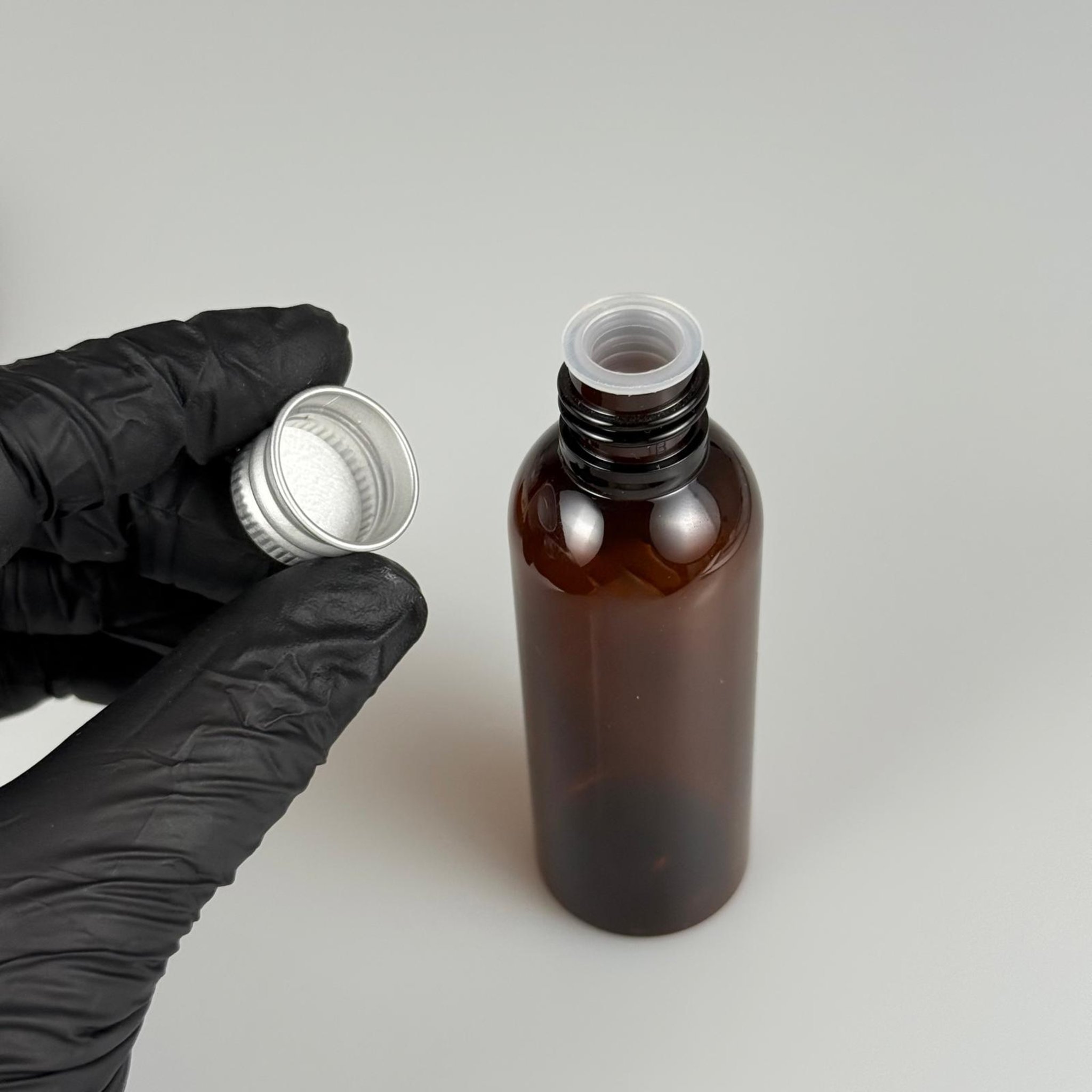 50 CC AMBER SİLİNDİR UZUN MODEL PET ŞİŞE + KÖPÜK CONTALI GÜMÜŞ ALÜMİNYUM METAL KAPAKLI + KÖR TIPALI TAKIM - 50 ML KAHVERENGİ PLASTİK ŞİŞE