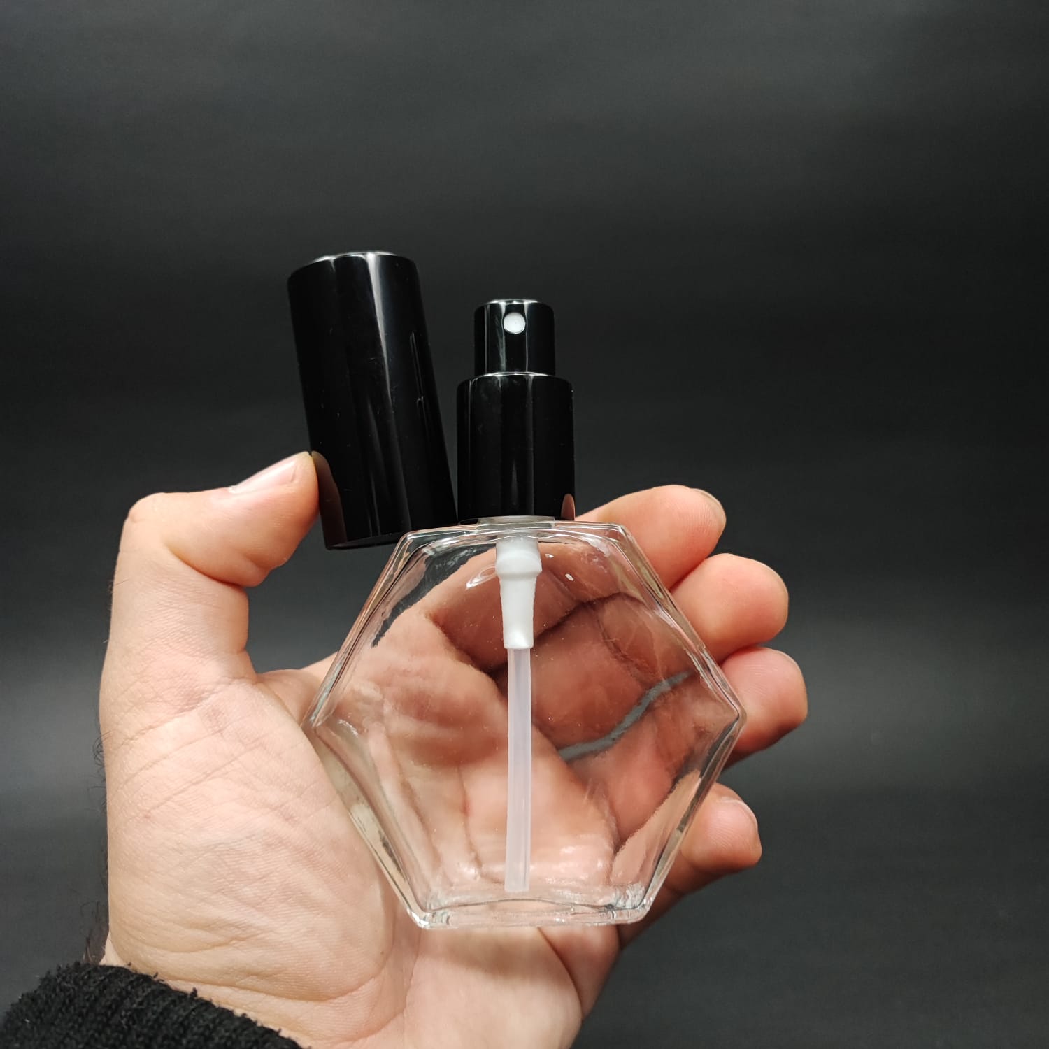 50 ML LÜKS VİDALI VALF ÇEVİRME PARFÜM ŞİŞELERİ - 50 CC ALTIGEN ŞEFFAF CAM ŞİŞE - SİYAH METAL SPREYLİ KAPAKLI SET