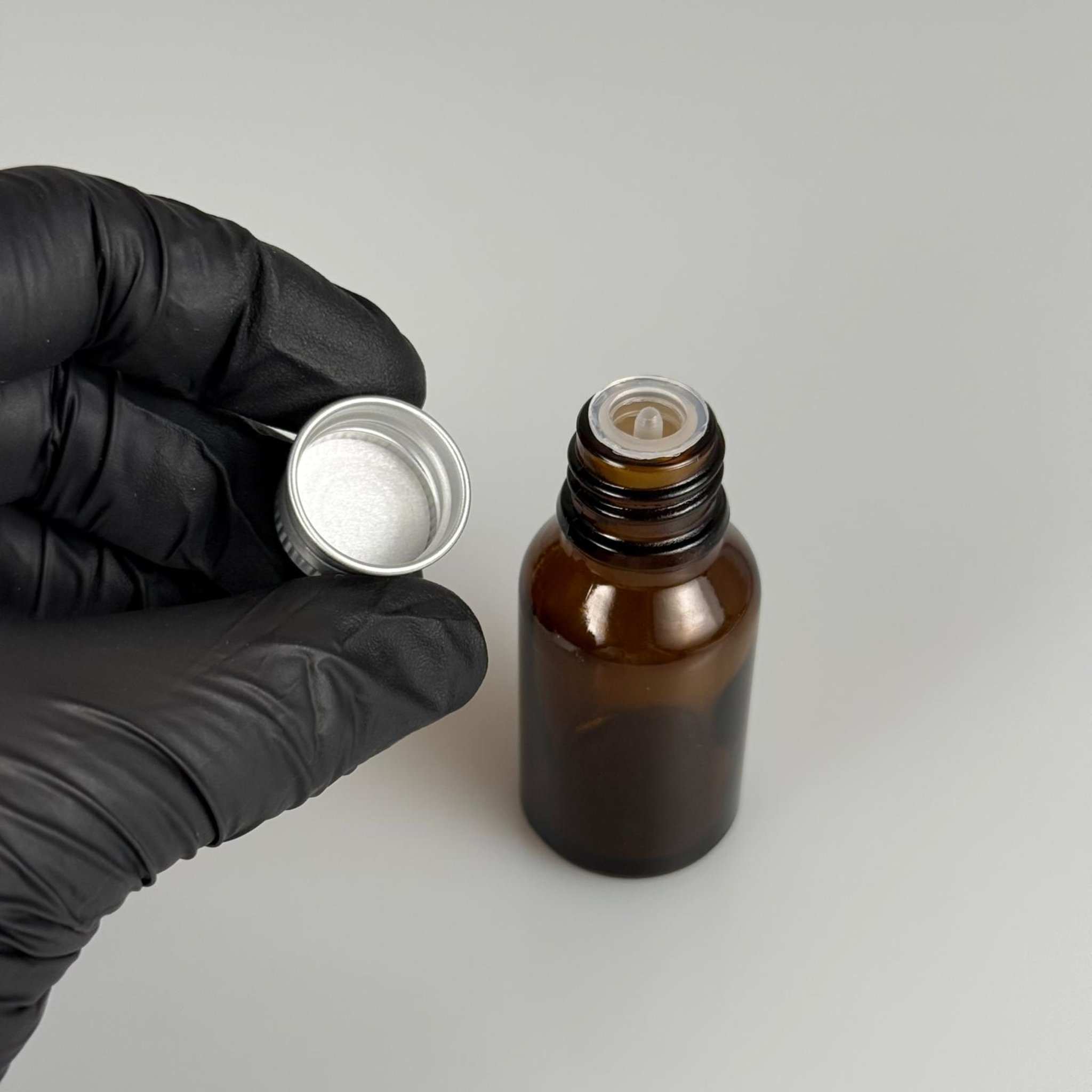 15 CC AMBER CAM ŞİŞE + KÖPÜK CONTALI GÜMÜŞ ALÜMİNYUM METAL KAPAKLI + DAMLALIKLI KOLONYA TIPALI TAKIM - 15 ML KAHVERENGİ CAM ŞİŞE