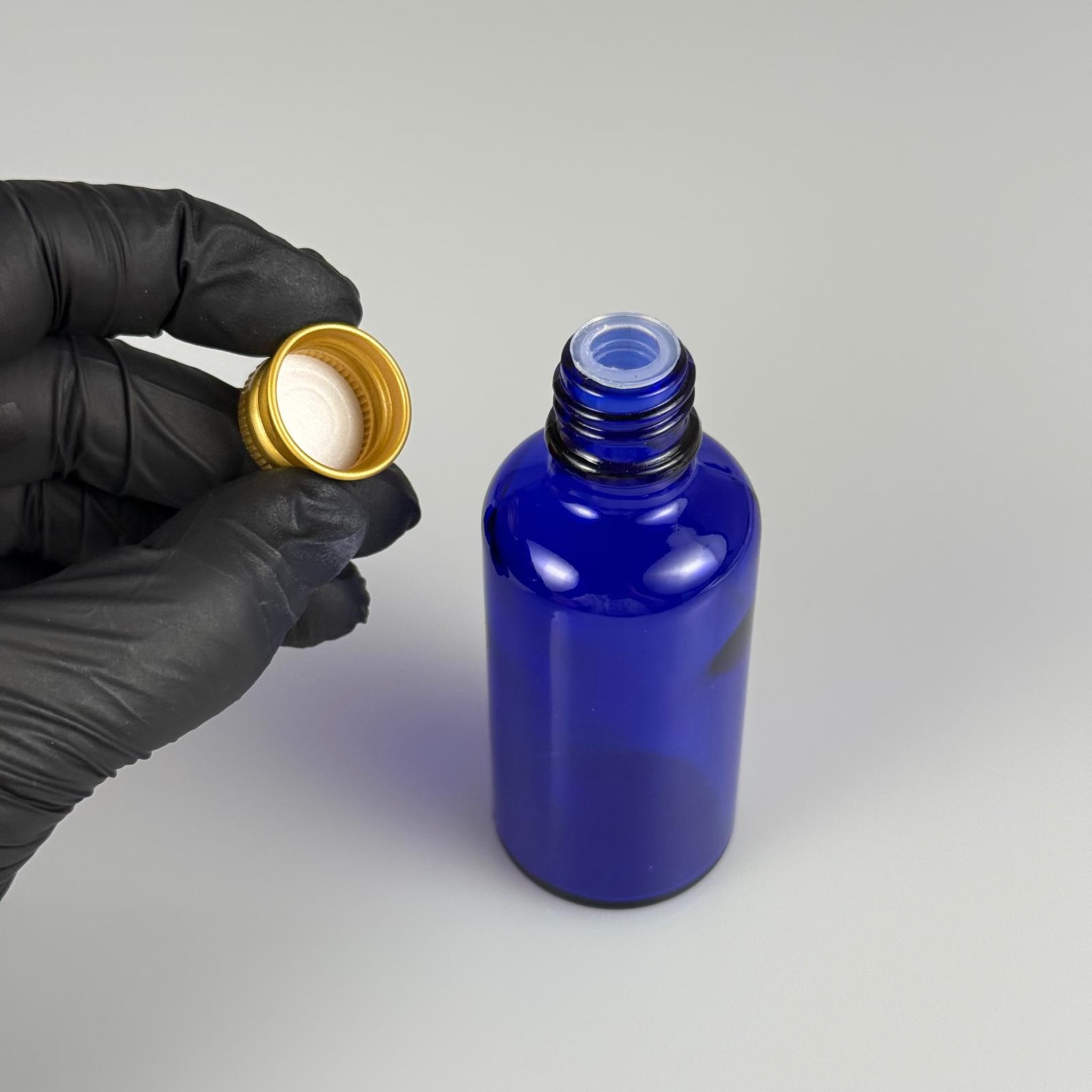 50 CC MAVİ CAM ŞİŞE + KÖPÜK CONTALI GOLD ALÜMİNYUM METAL KAPAKLI + KÖR TIPALI TAKIM - 50 ML MAVİ CAM ŞİŞE