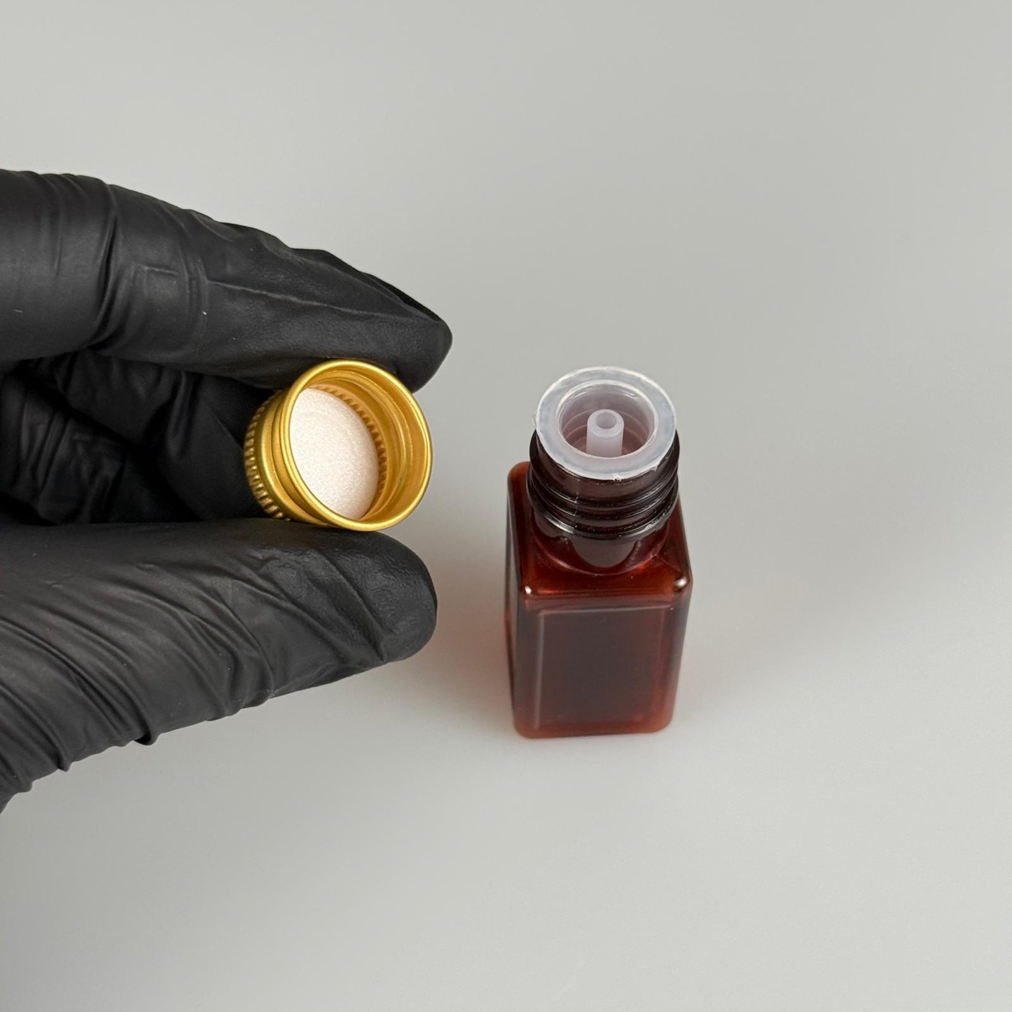 10 CC AMBER KARE PET SHOT ŞİŞE - KÖPÜK CONTALI GOLD ALÜMİNYUM METAL KAPAKLI + DAMLALIKLI KOLONYA TIPALI TAKIM - 10 ML KAHVERENGİ PLASTİK ŞİŞE
