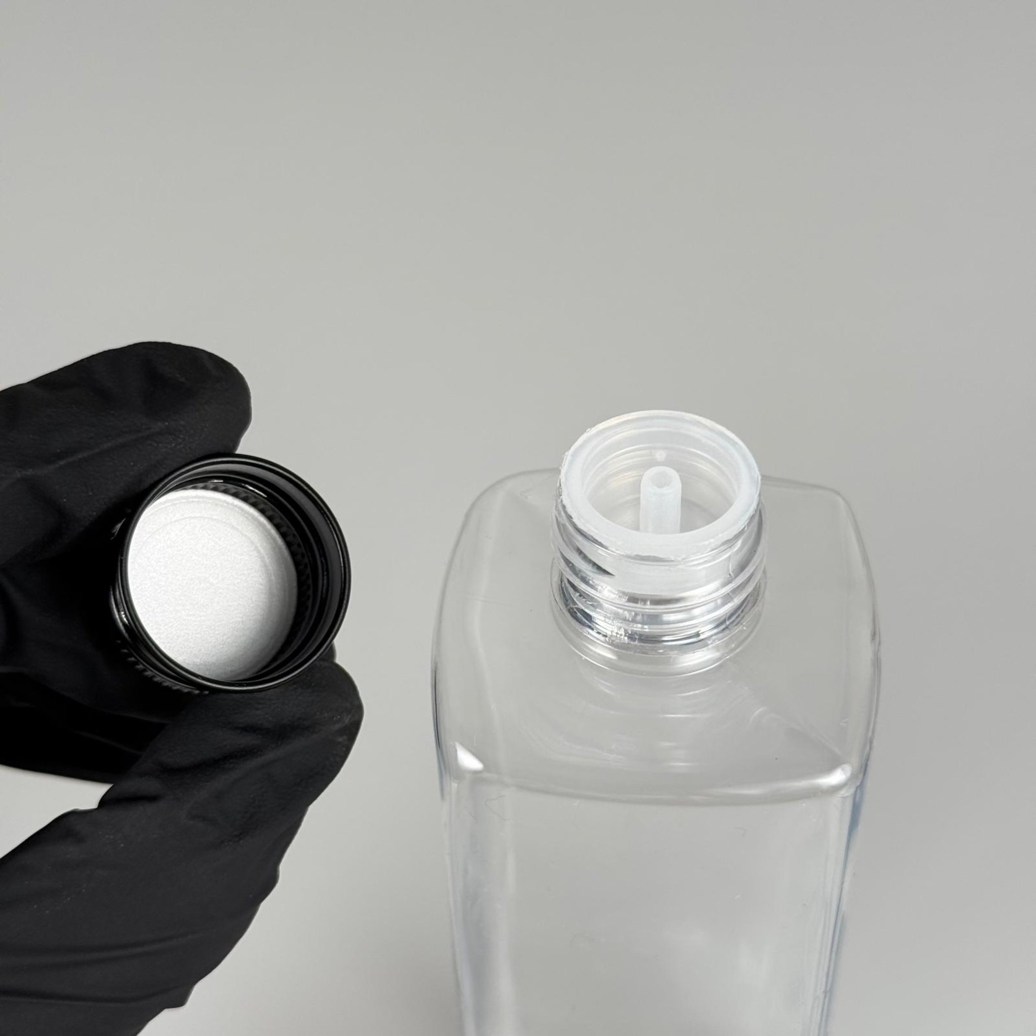 300 CC KARE PET ŞİŞE (31 GR - 24 AĞIZ) + KÖPÜK CONTALI SİYAH METAL ALÜMİNYUM KAPAK + KOLONYA TIPALI TAKIM - 300 ML KAPAKLI PLASTİK ŞİŞELER