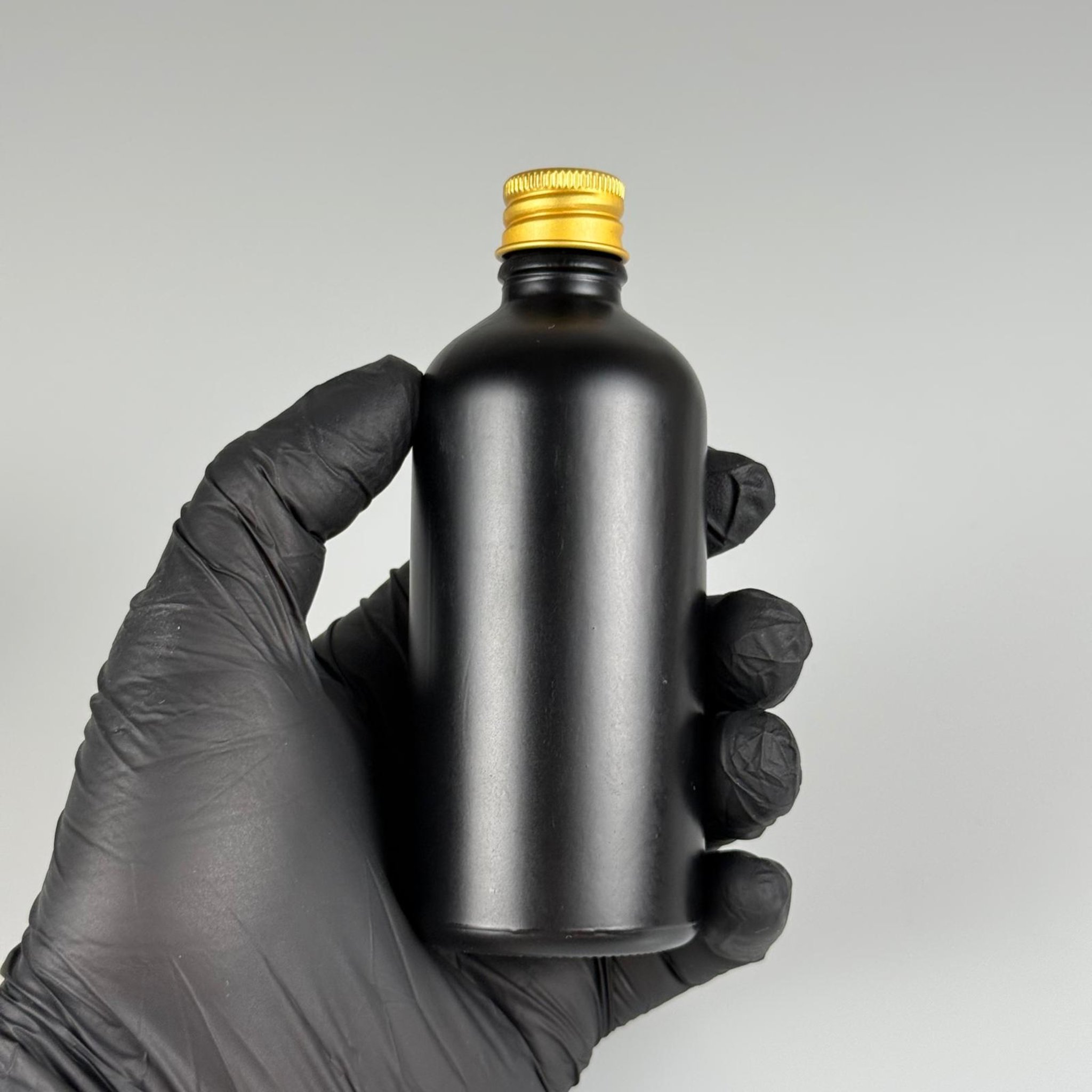 100 CC MAT SİYAH CAM ŞİŞE + KÖPÜK CONTALI GOLD ALÜMİNYUM METAL KAPAKLI + KÖR TIPALI TAKIM - 100 ML MAT SİYAH CAM ŞİŞE
