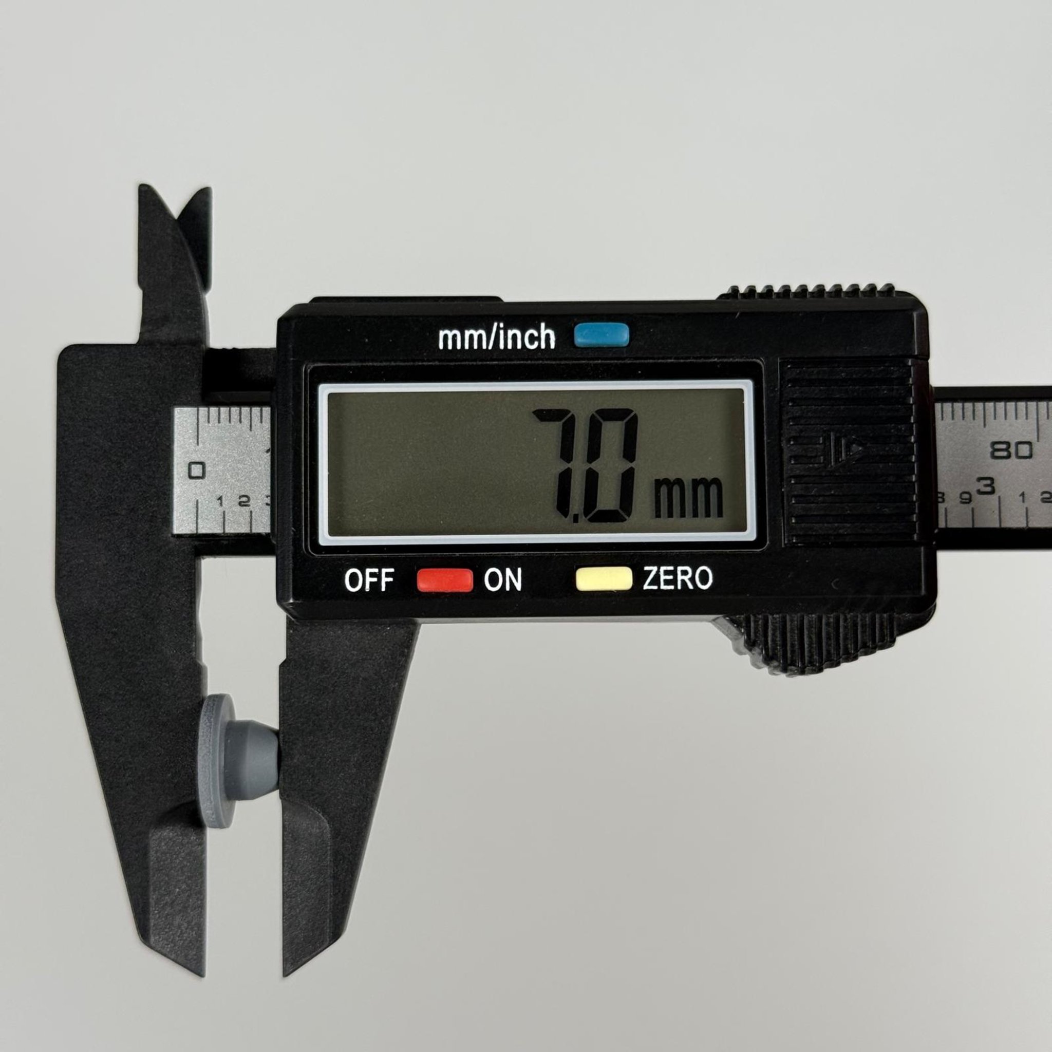 7,5 MM KAUÇUK TIPA - kaydırmaz şok darbe emici ayak, titreşim takozu, lastik conta, kör tıpa, kablo geçiş contası, mobilya ayağı için ses kesici, sızdırmazlık butonu vb. alanlarda kullanılabilir.