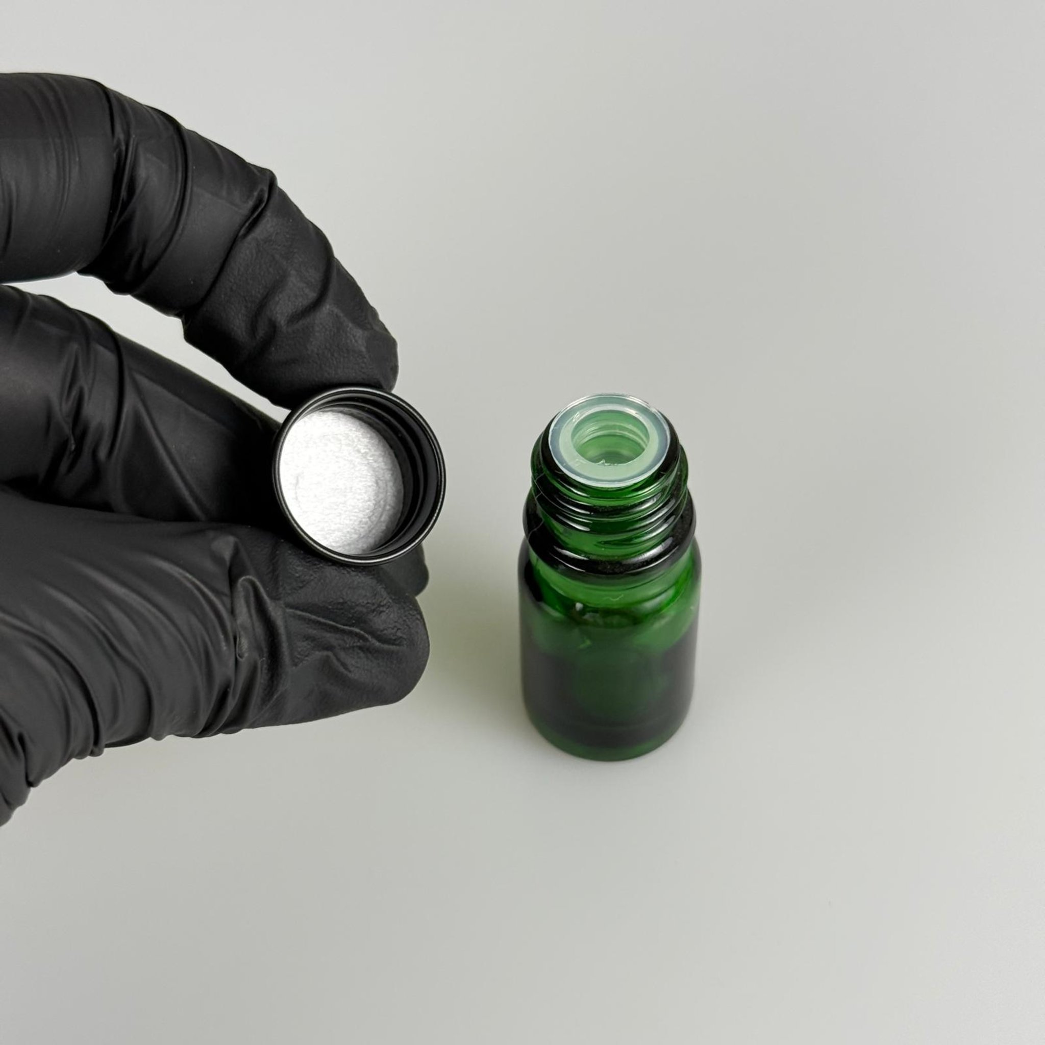 5 CC YEŞİL CAM ŞİŞE + KÖPÜK CONTALI SİYAH ALÜMİNYUM METAL KAPAKLI + KÖR TIPALI TAKIM - 5 ML YEŞİL CAM ŞİŞE