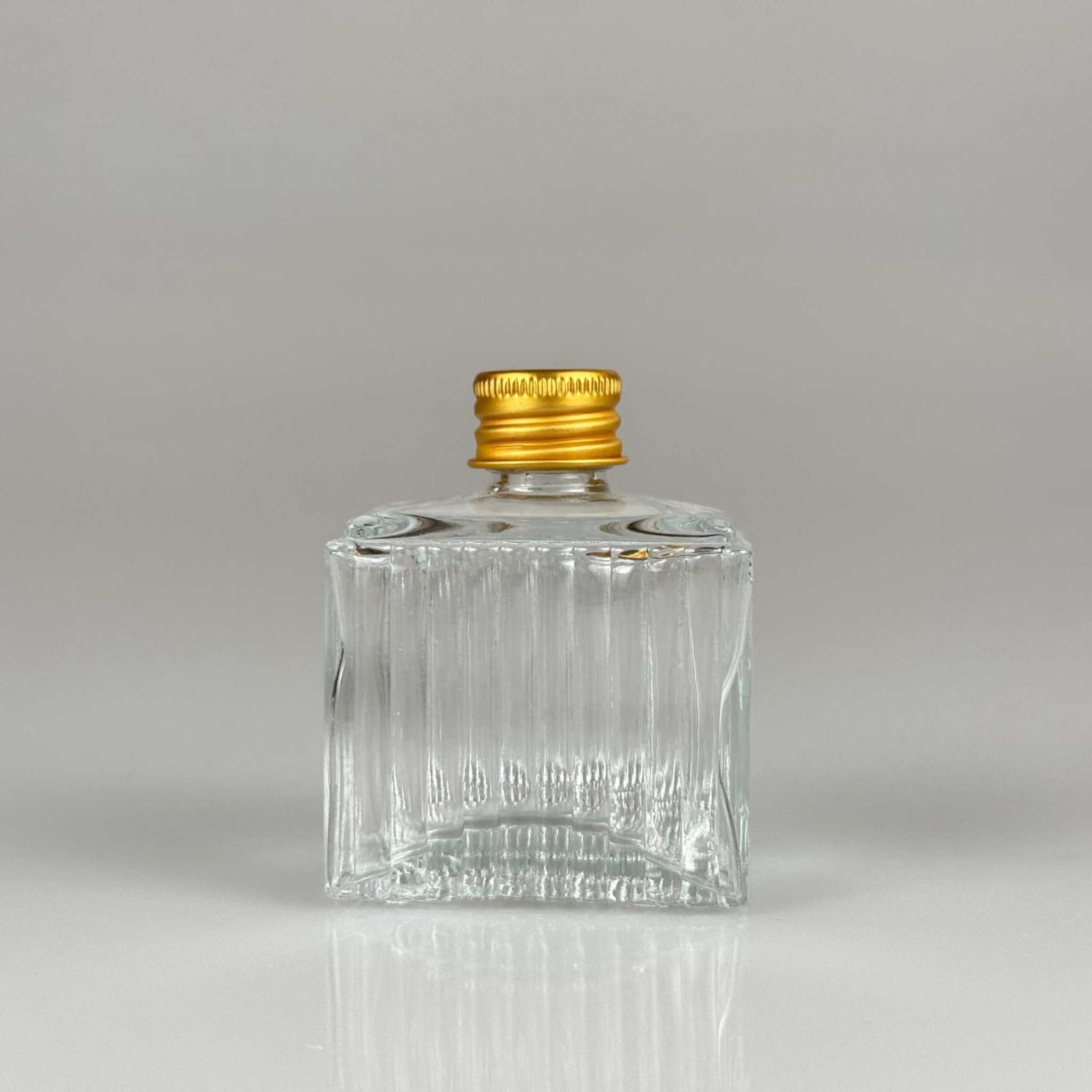50 CC KÖŞELİ DESENLİ ÇİZGİLİ CAM ŞİŞE + GOLD ALÜMİNYUM METAL KAPAKLI TAKIM - 50 ML PRESTİJLİ ŞİŞE
