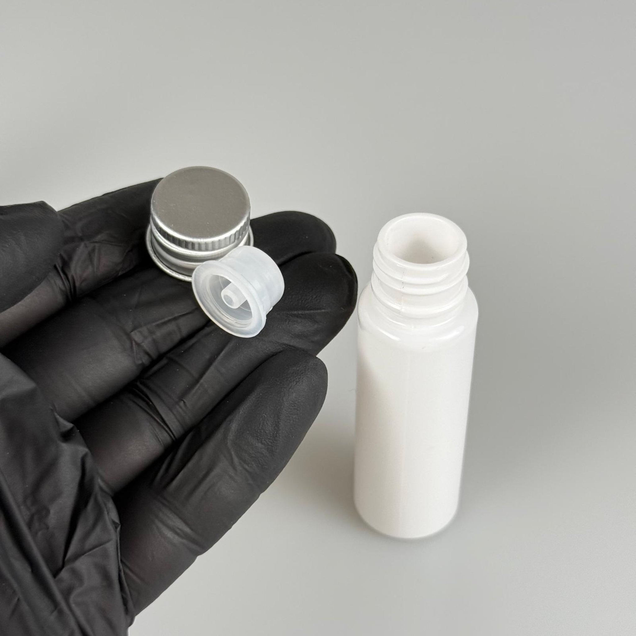 20 CC BEYAZ PET SHOT ŞİŞE - KÖPÜK CONTALI GÜMÜŞ ALÜMİNYUM METAL KAPAKLI + DAMLALIKLI KOLONYA TIPALI TAKIM - 20 ML PLASTİK ŞİŞE