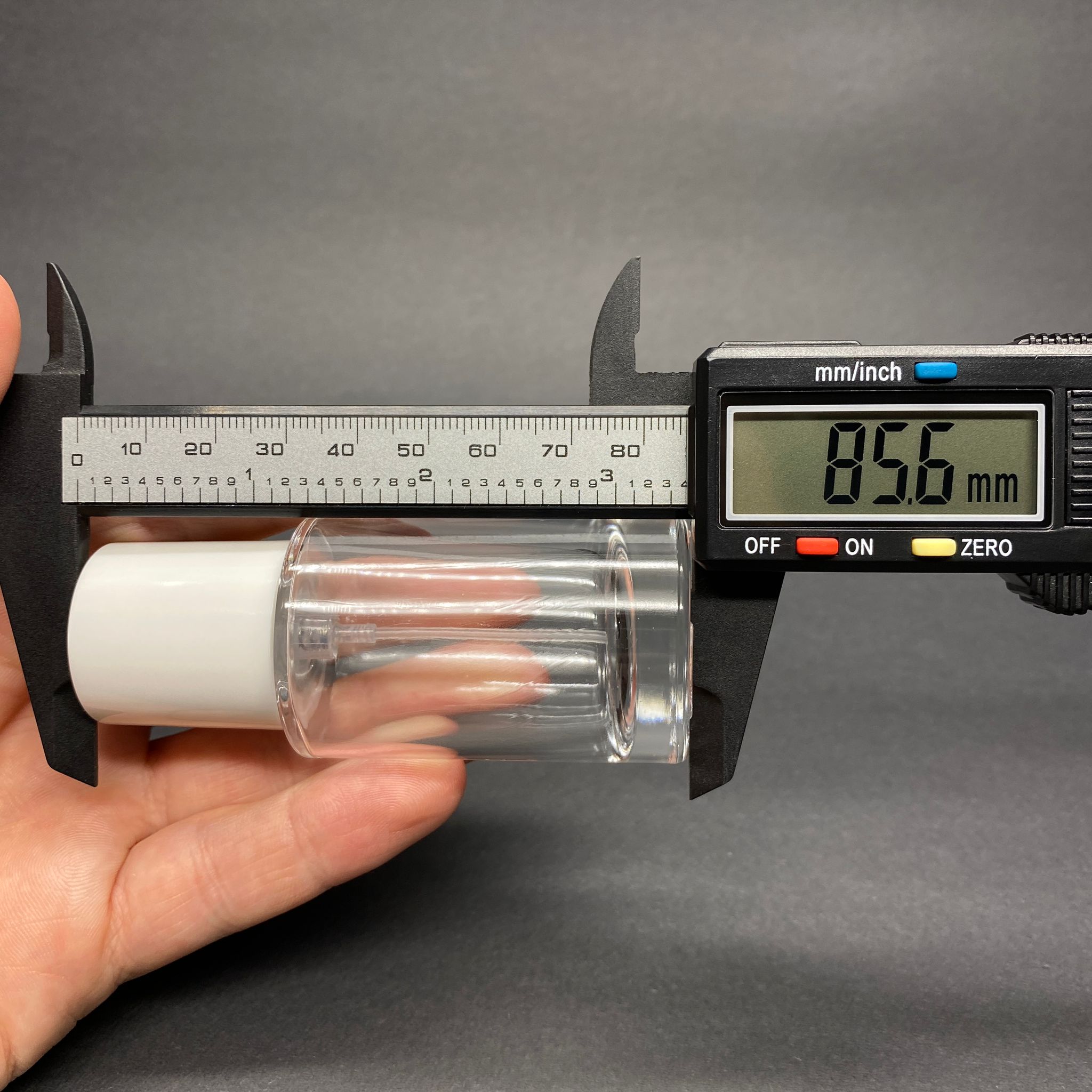 30 ML SİLİNDİR MODEL SAVAGE PARFÜM ŞİŞESİ - SİYAH METAL SPREYLİ + BEYAZ KAPAKLI (AĞIZ 15 MM GEÇME KOLAY KAPAMA)