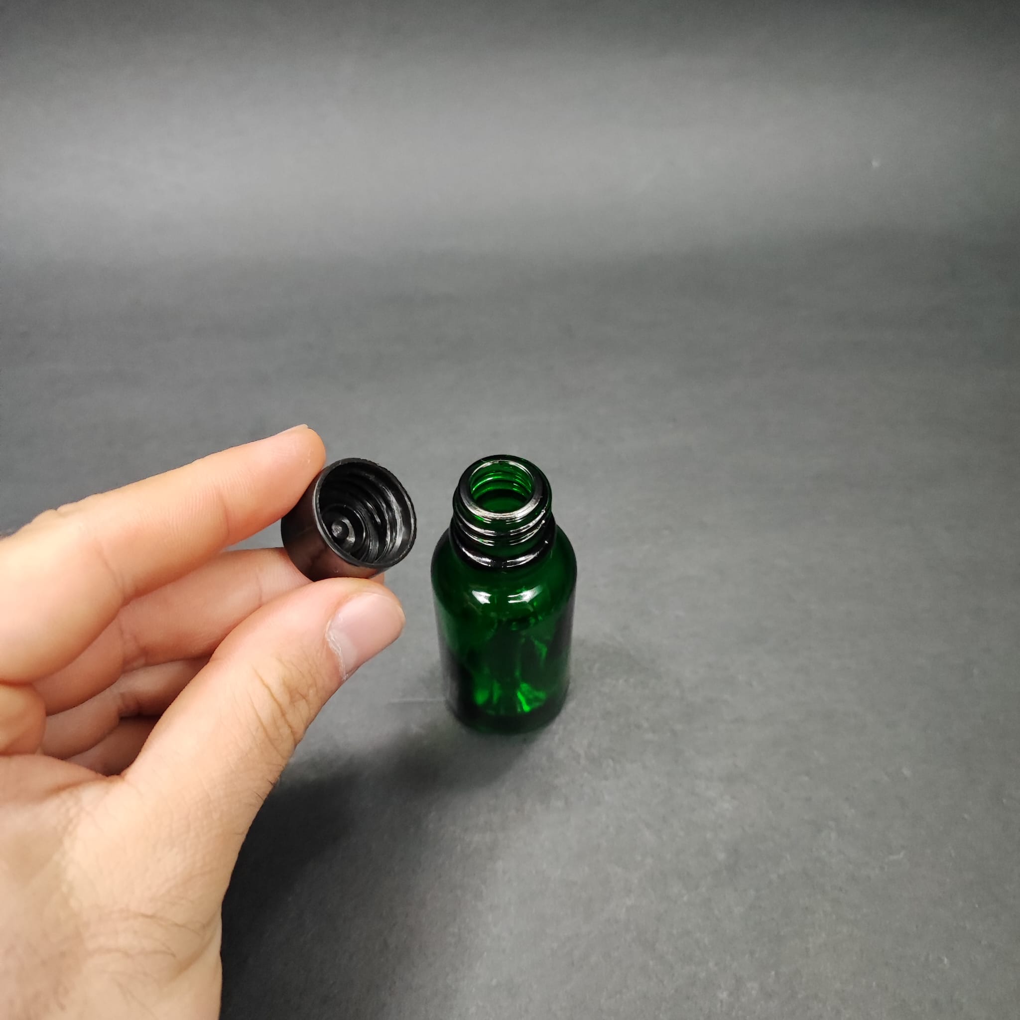 20 CC YEŞİL CAM ŞİŞE + KENDİNDEN CONTALI SIZDIRMAZ SİYAH KAPAK - 20 ML KAPAKLI CAM ŞİŞE