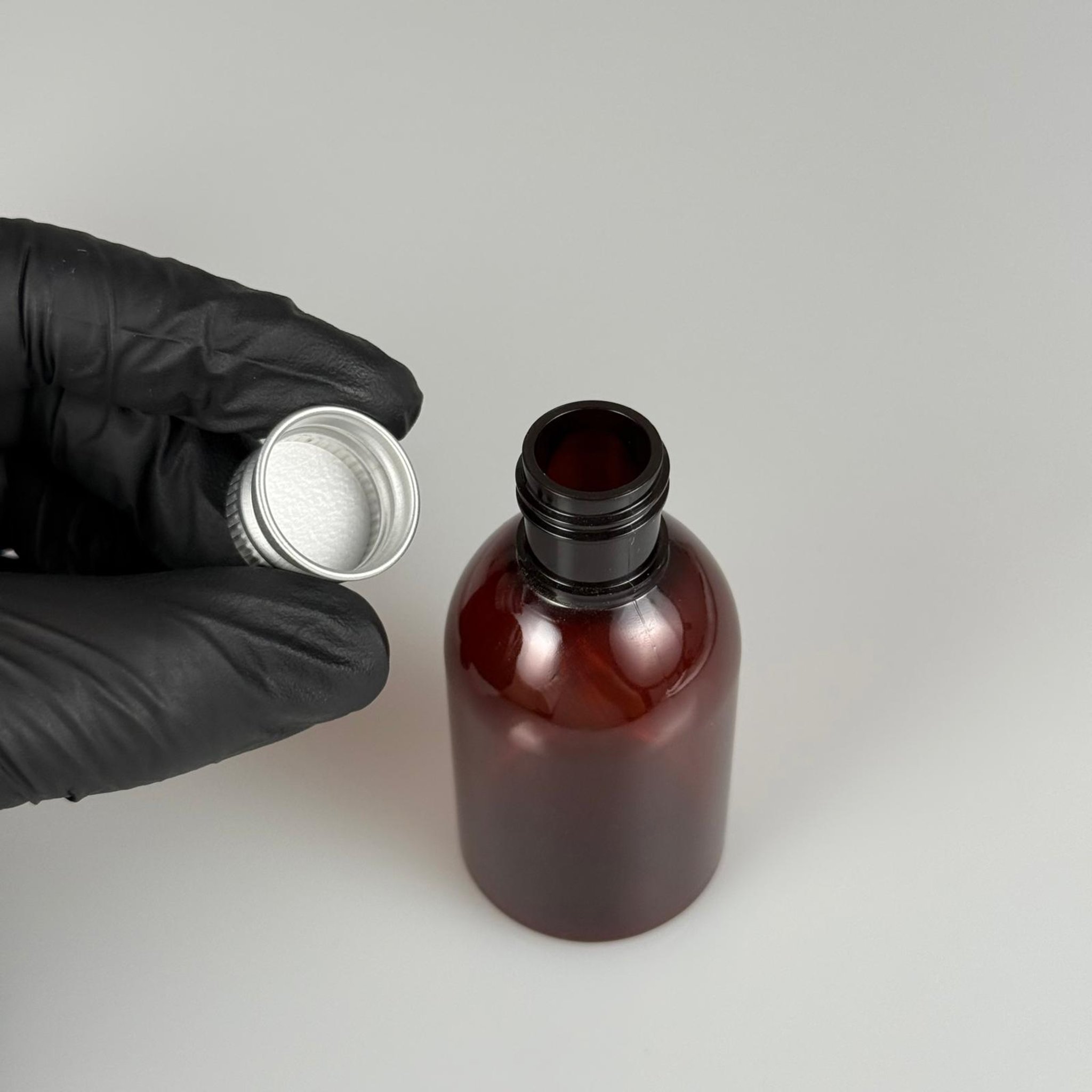 50  CC AMBER PET ŞİŞE + KÖPÜK CONTALI GÜMÜŞ ALÜMİNYUM METAL KAPAKLI TAKIM - 50 ML KAHVERENGİ PLASTİK ŞİŞE